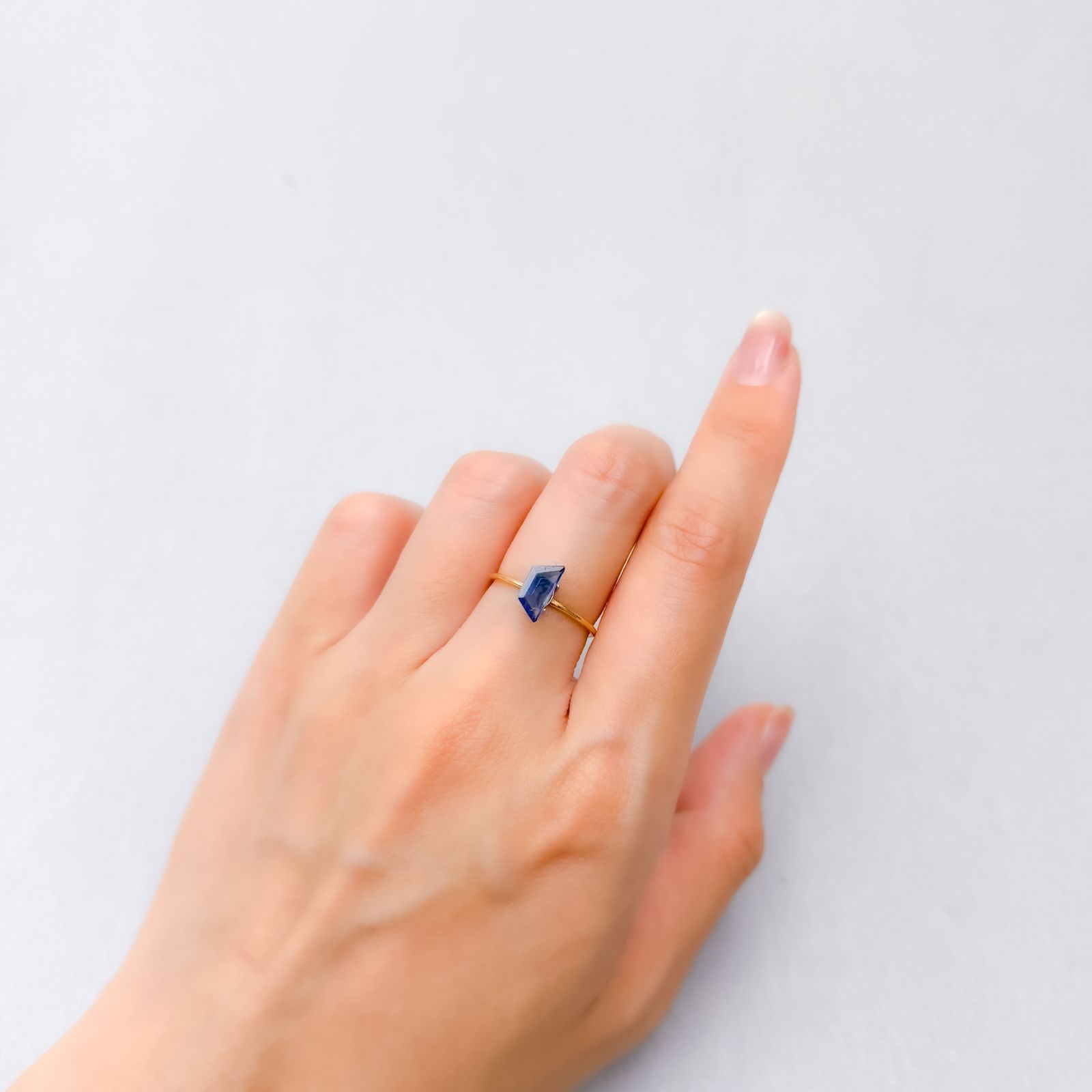 ◇カスタムカット◇サファイア(宝石名サファイア) マダガスカル産 0.80ct 識別済[210913199]9.1×4.3mm前後