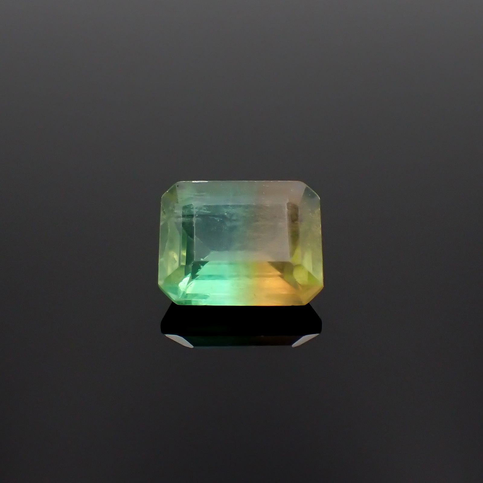 バイカラーフローライト フルオレッセンス ブラジル産 4.69ct[230722977]10.9x8.9mm前後