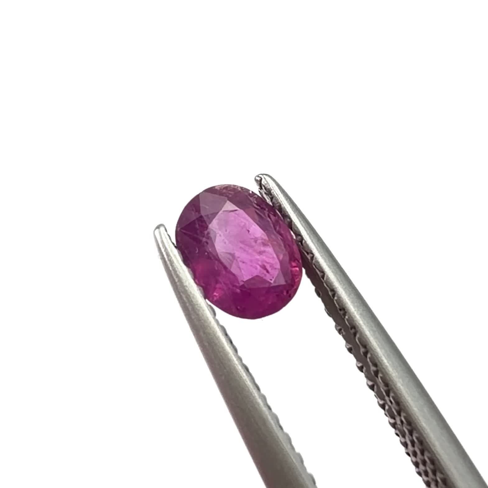パープルサファイア パキスタン・カシミール産 0.68ct / 5.7x4.6mm前後