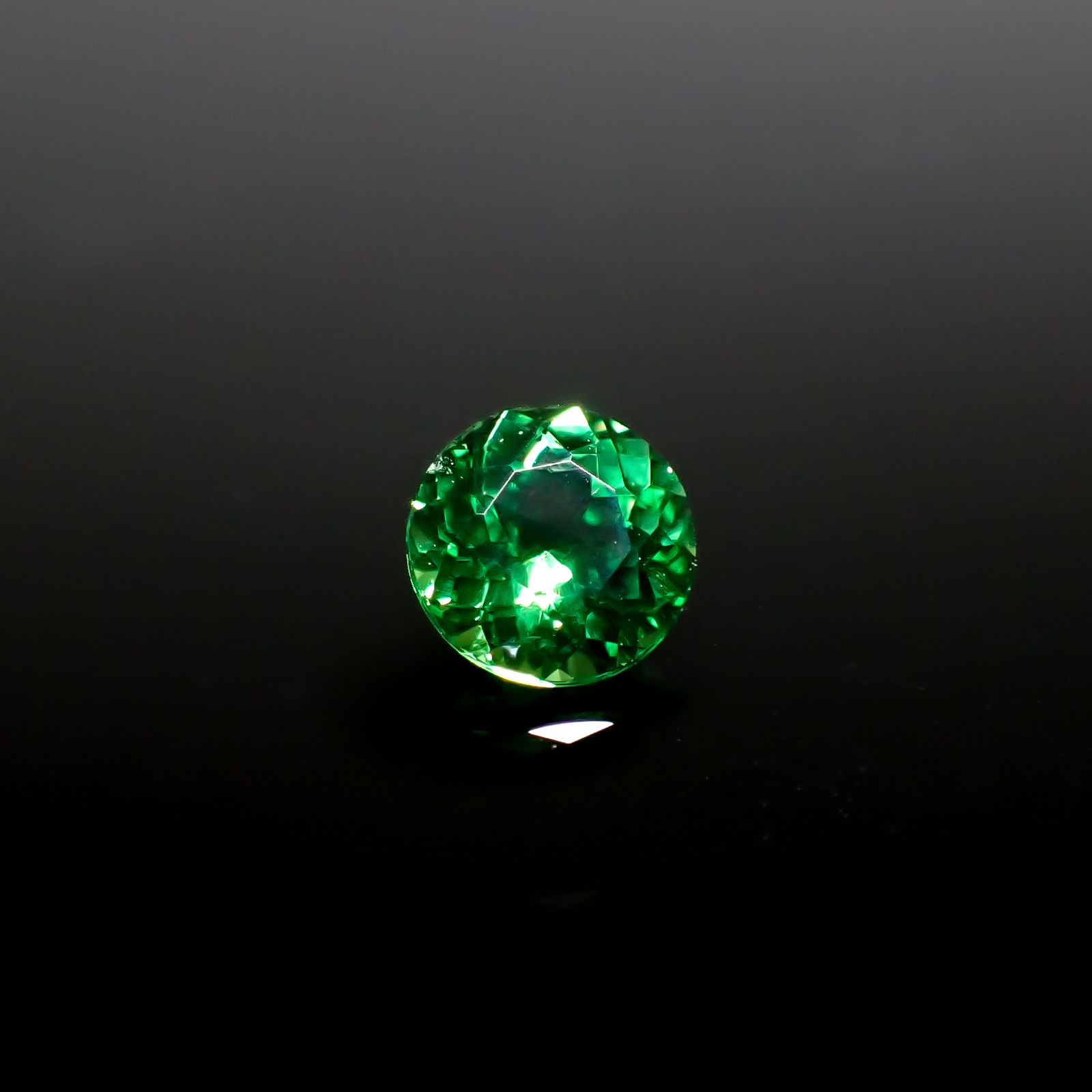 ツァボライト タンザニア産 0.52ct [241229411]5x5mm前後