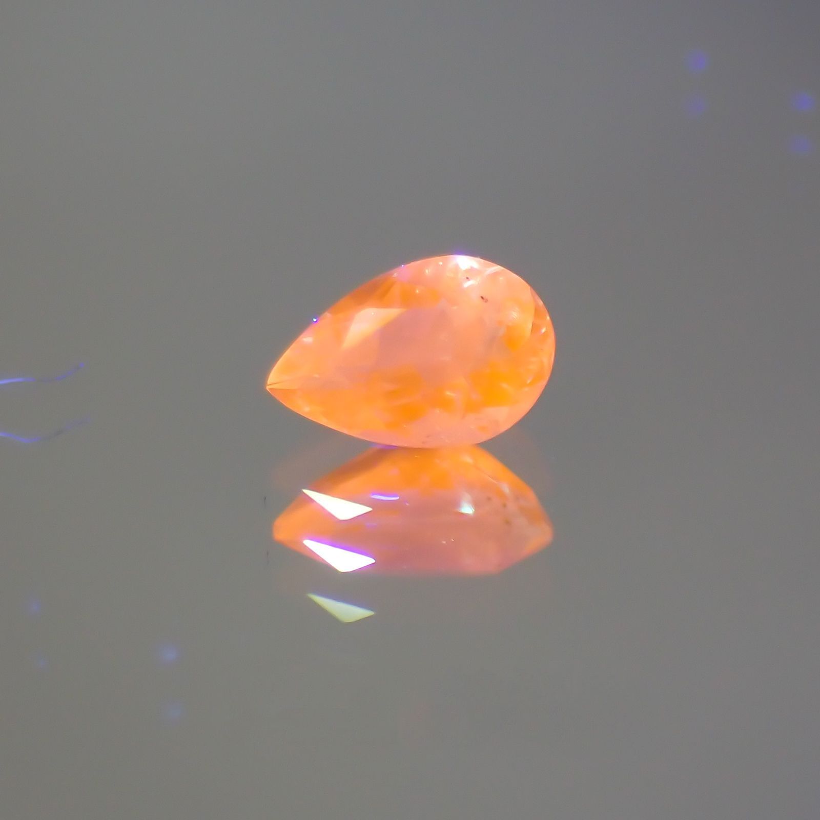 アウイナイト フルオレッセンス(宝石名アウイナイト) ドイツ産 0.156ct ソ付(日独)[21019337]4.5×3.0mm前後