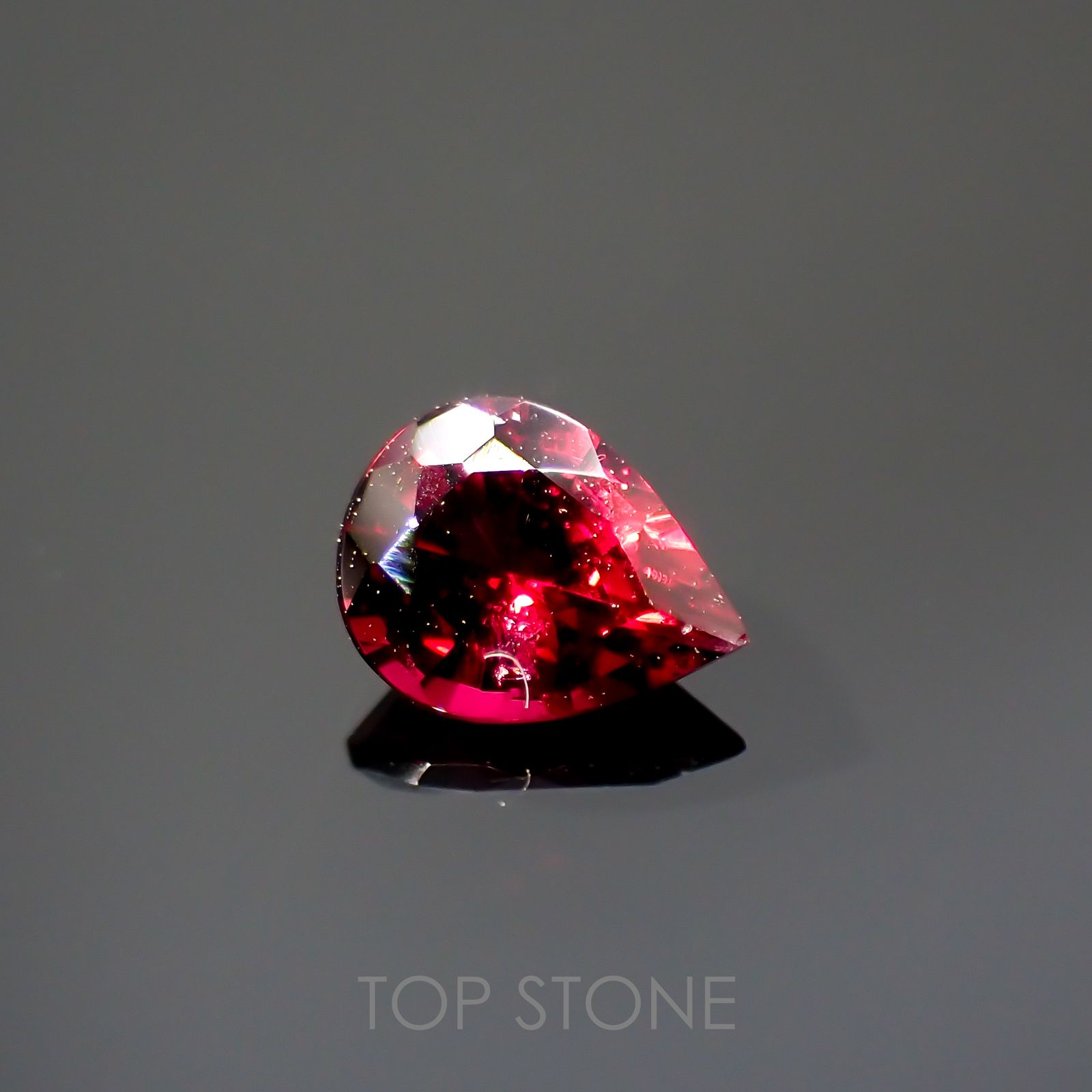 レッドスピネル(宝石名レッド・スピネル)タンザニア産 0.27ct 識別済[220114331]4.8x3.7mm前後