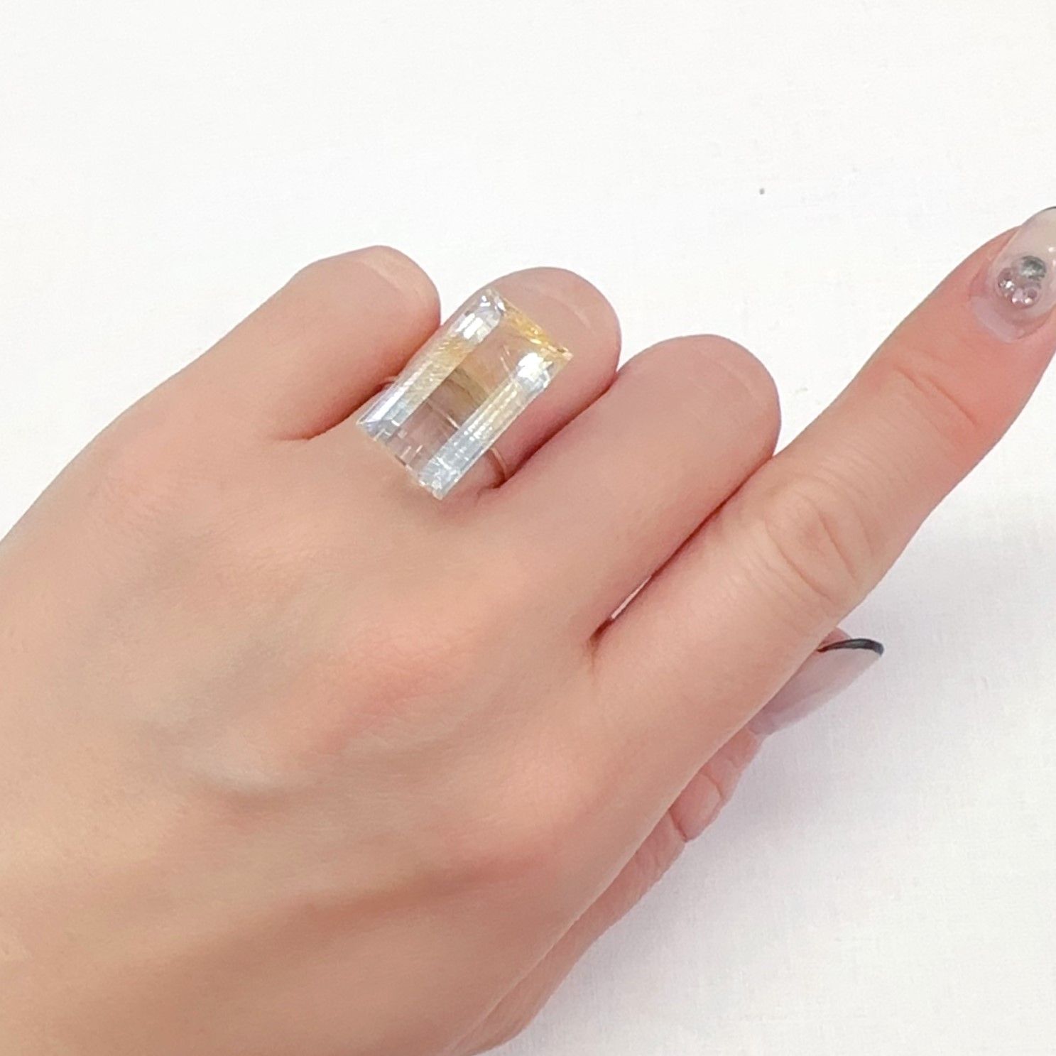 ニードルイントパーズ(チューブイントパーズ) ブラジル・ミナスジェライス州産 18.47ct[240225891]20.5x11.1mm前後