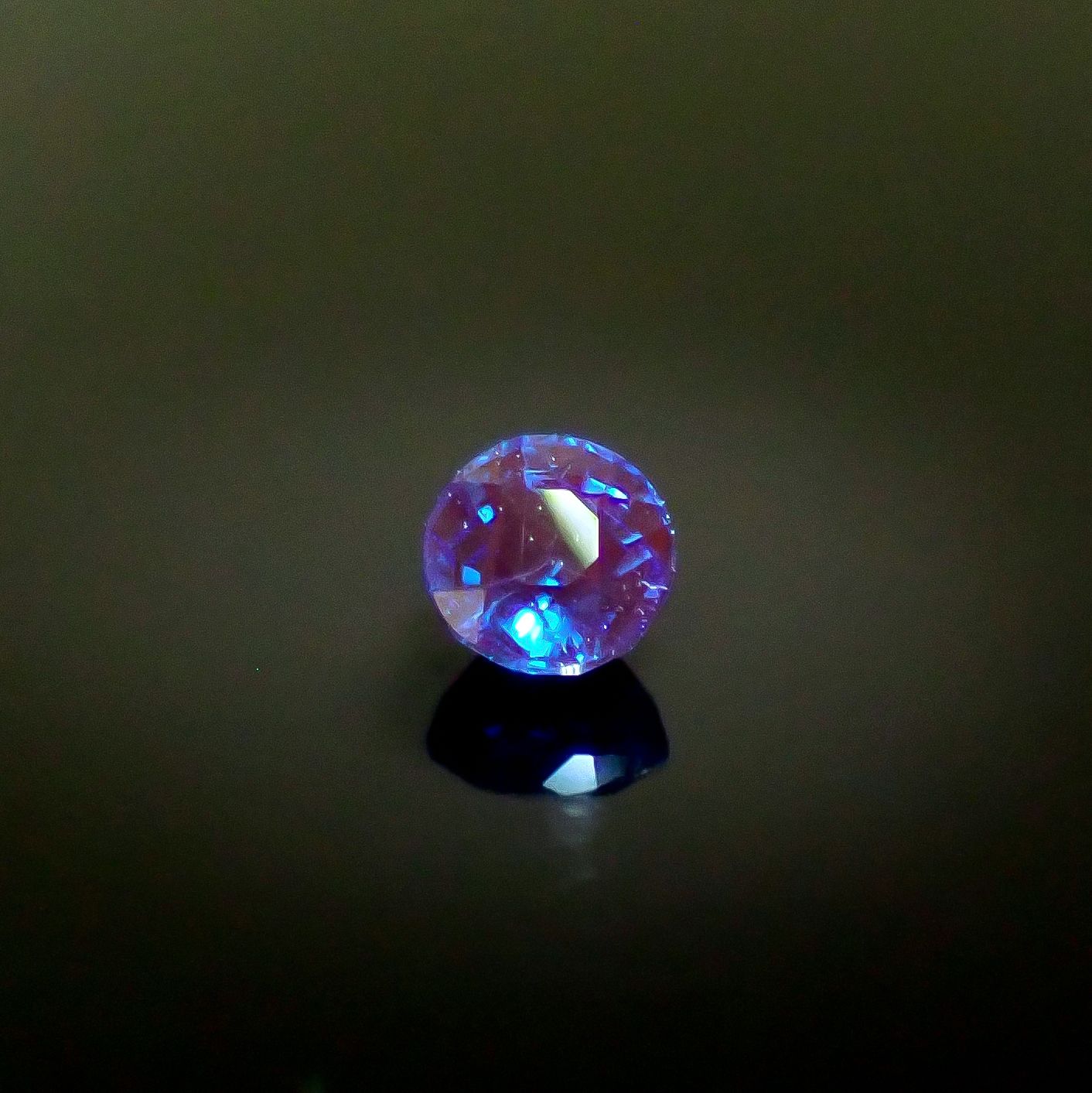 アウイナイト フルオレッセンス ドイツ産 0.18ct / 3.5x3.5mm前後 [260131500]