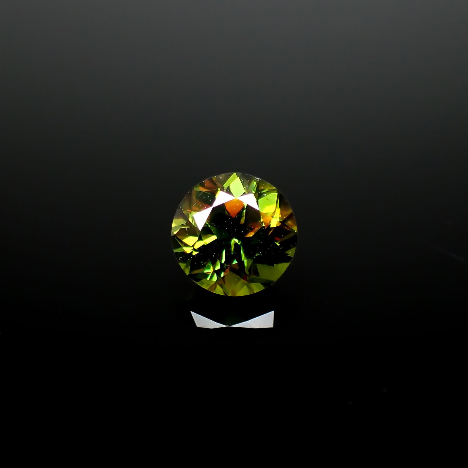 カラーチェンジスフェーン パキスタン産 1.21ct[231224767]6.4x6.4mm前後