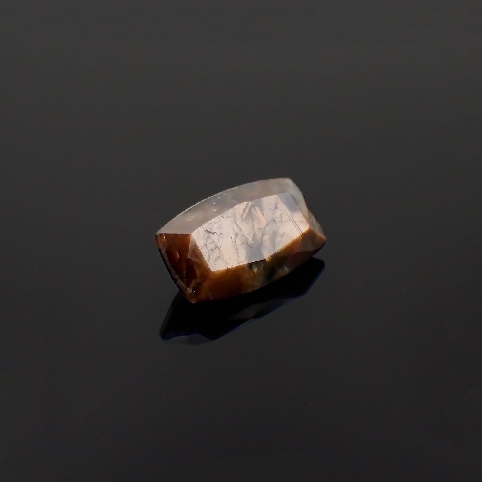 ゴールドシーンサファイア非加熱 ケニア産 4.73ct / 12.9x7.4mm前後 [230321338]