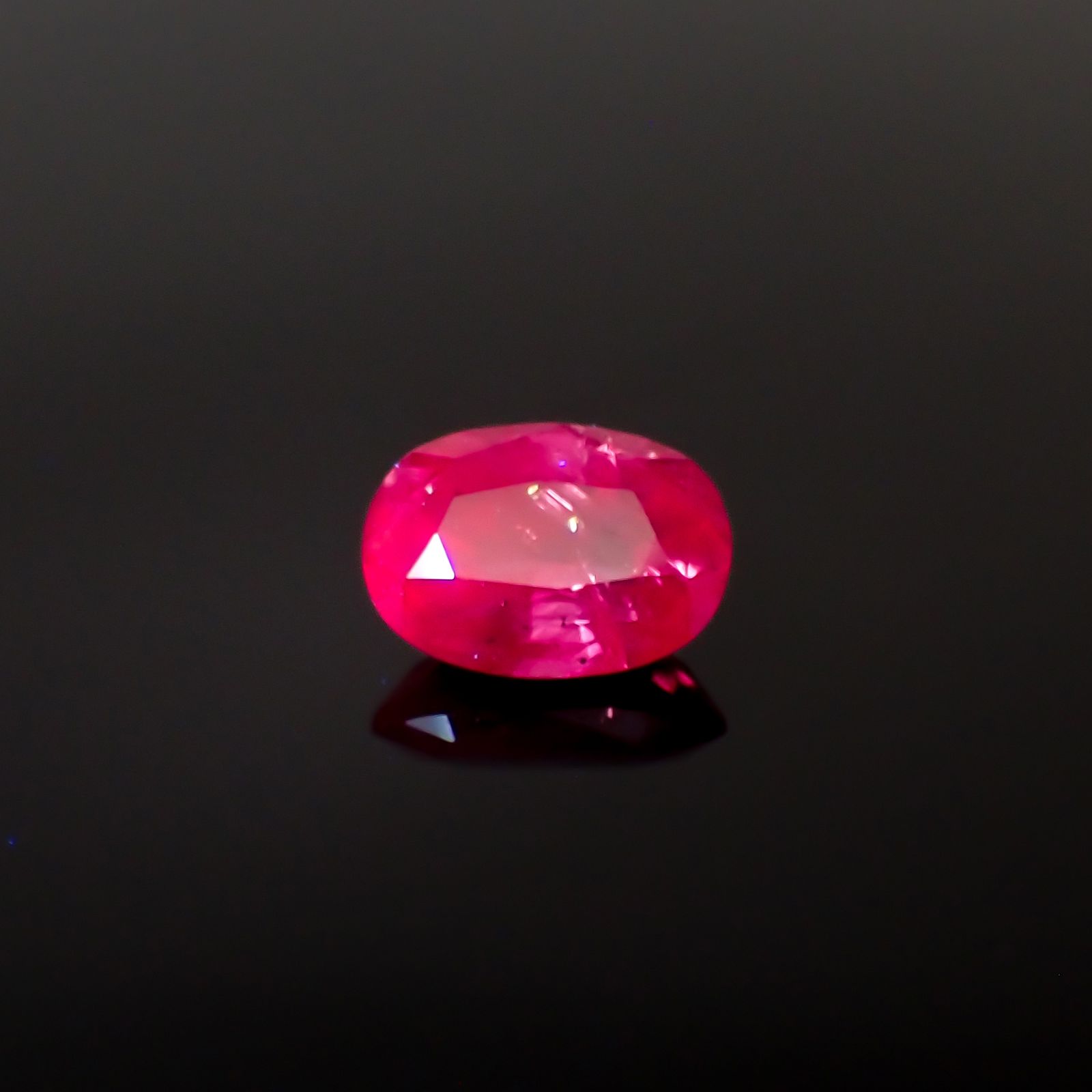 パープルサファイア(宝石名パープル・サファイア)パキスタン・カシミール地方産 1.710ct ソ付(彩珠)[231124084]8.4x6.2mm前後