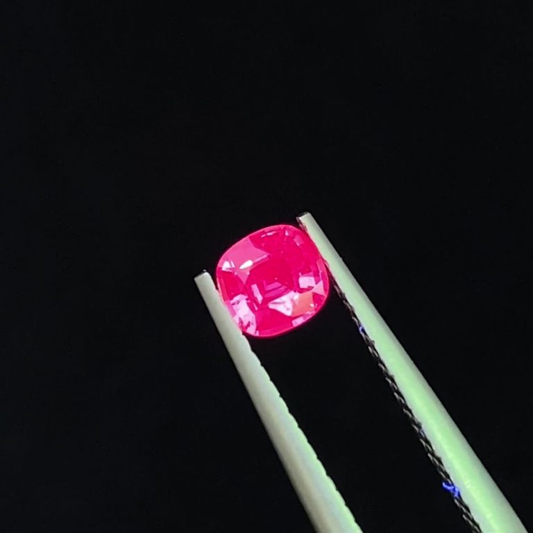 ホットピンクスピネル(宝石名ピンク・スピネル)タンザニア産 0.33ct 