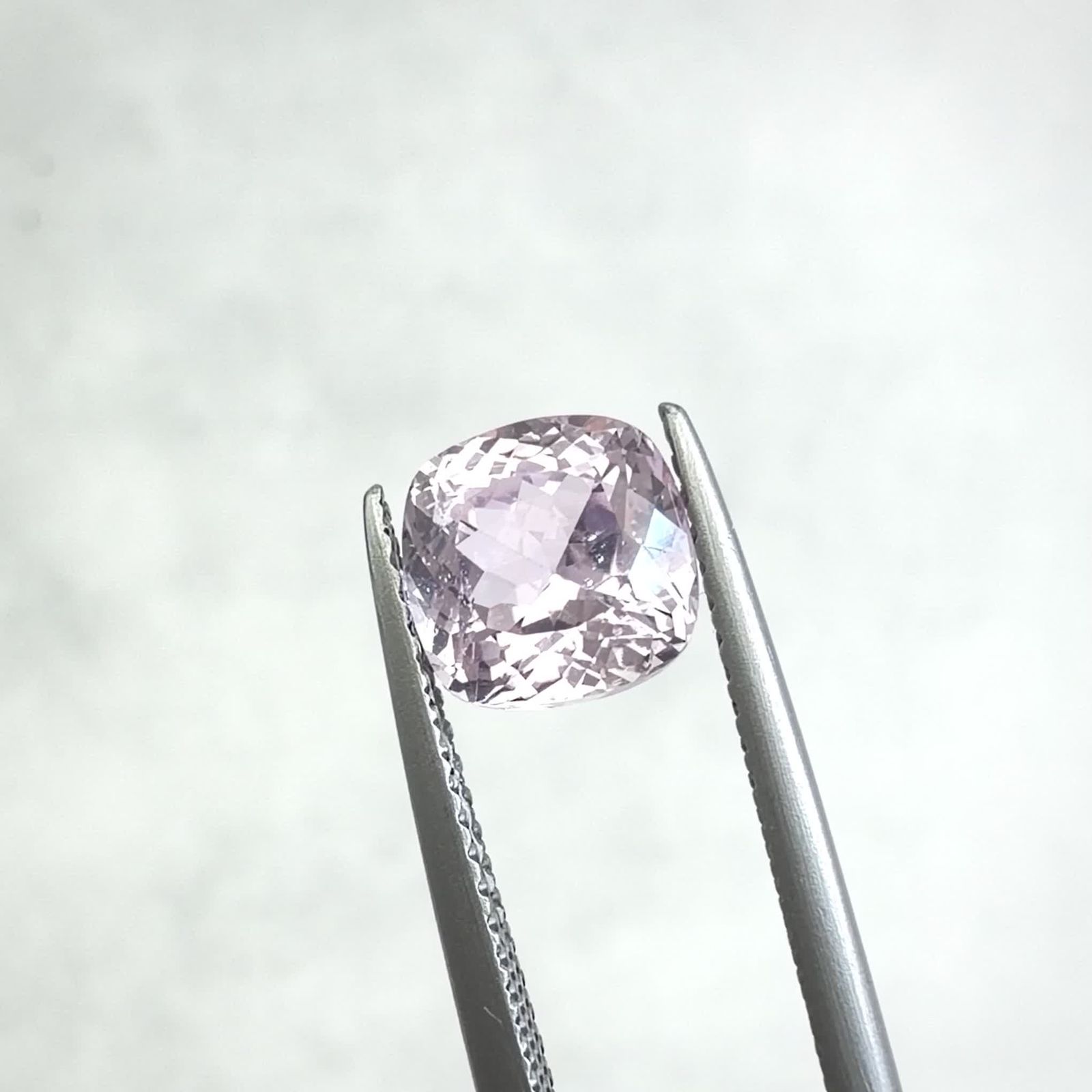 クンツァイト アフガニスタン産 1.90ct / 7x6.9mm前後 [260824784