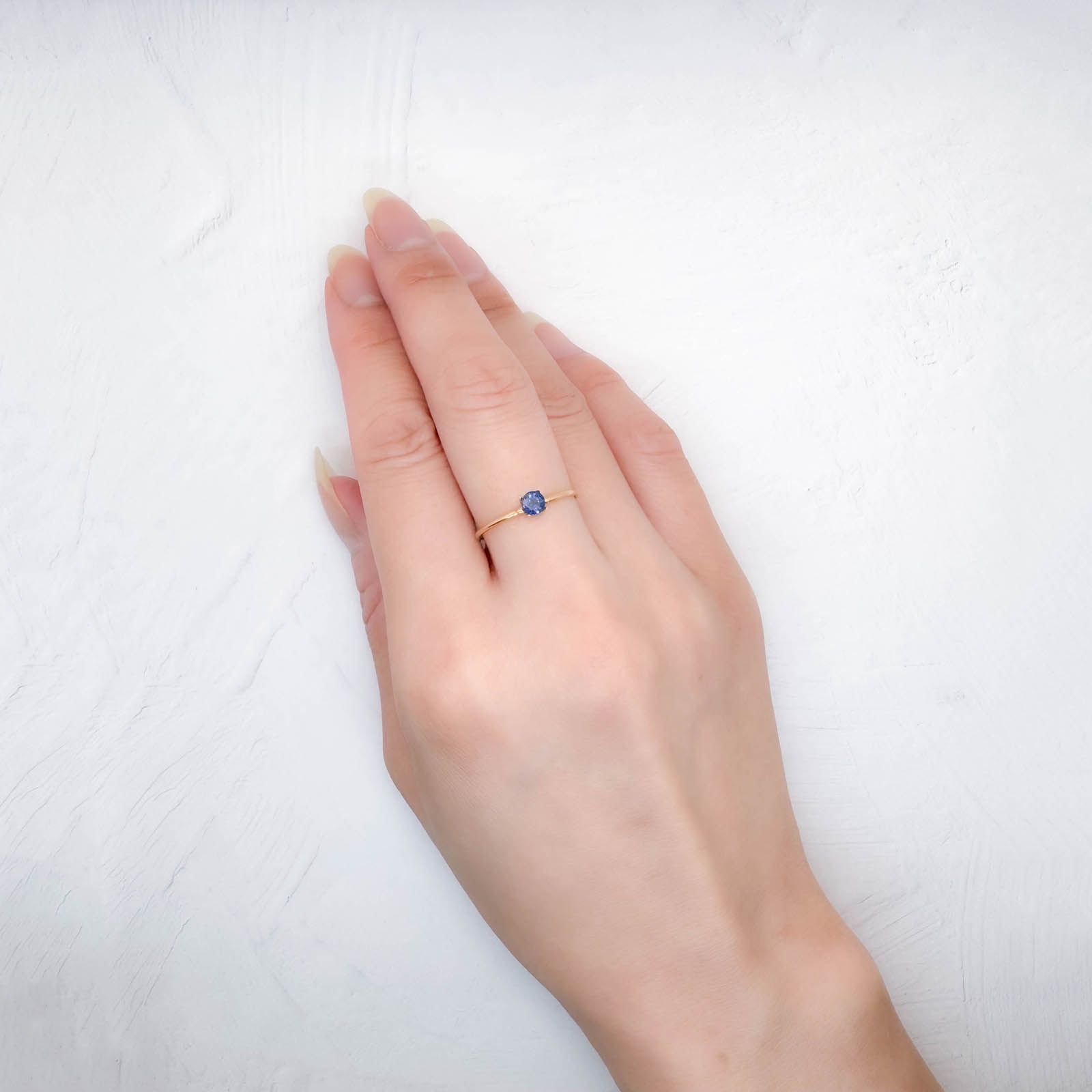 サファイア スリランカ/マダガスカル産 0.32ct / 3.7x3.7mm前後 [250931005]