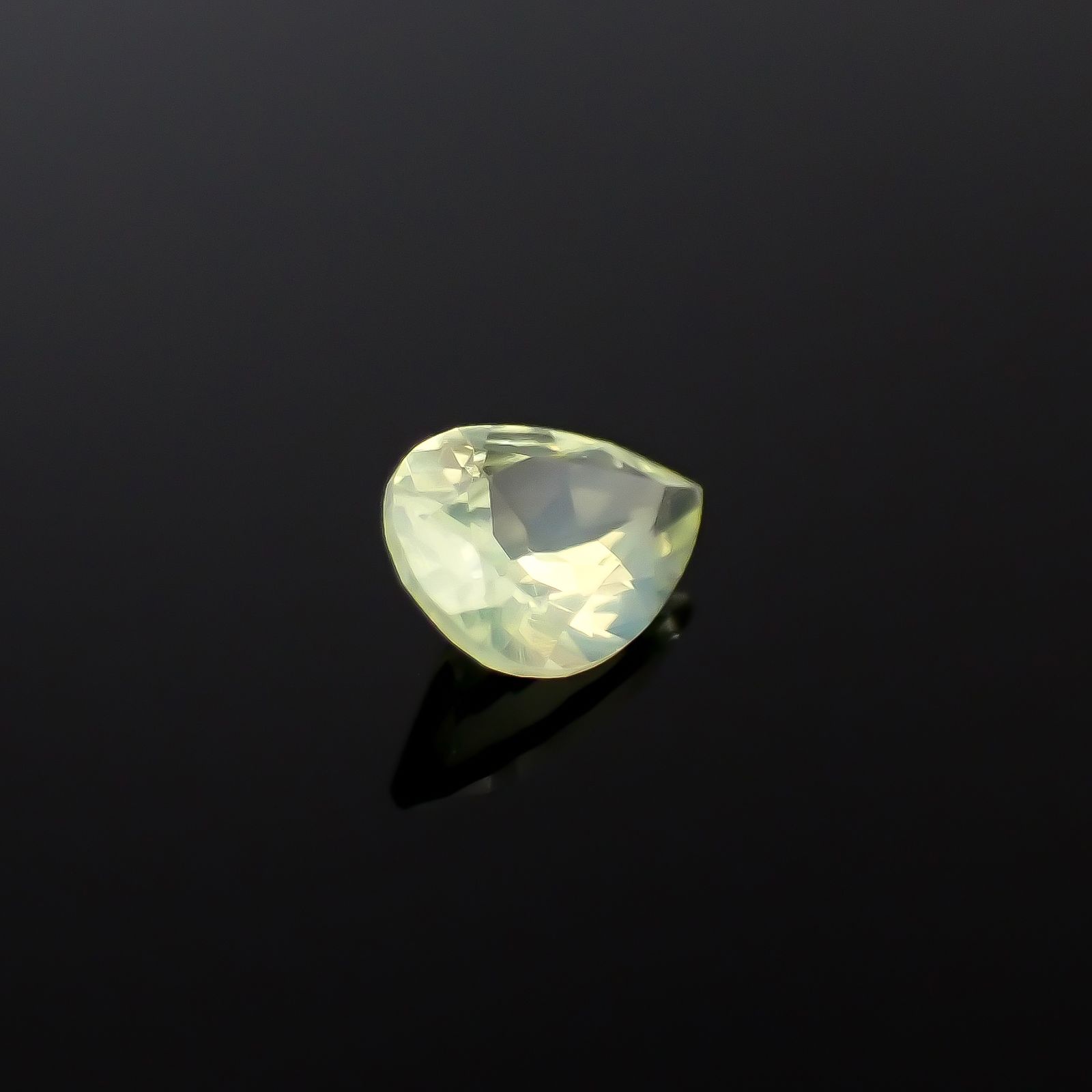 クリソベリルキャッツアイ(宝石名クリソベリル)マダガスカル産 0.40ct 識別済[250329930]6.1x4mm前後