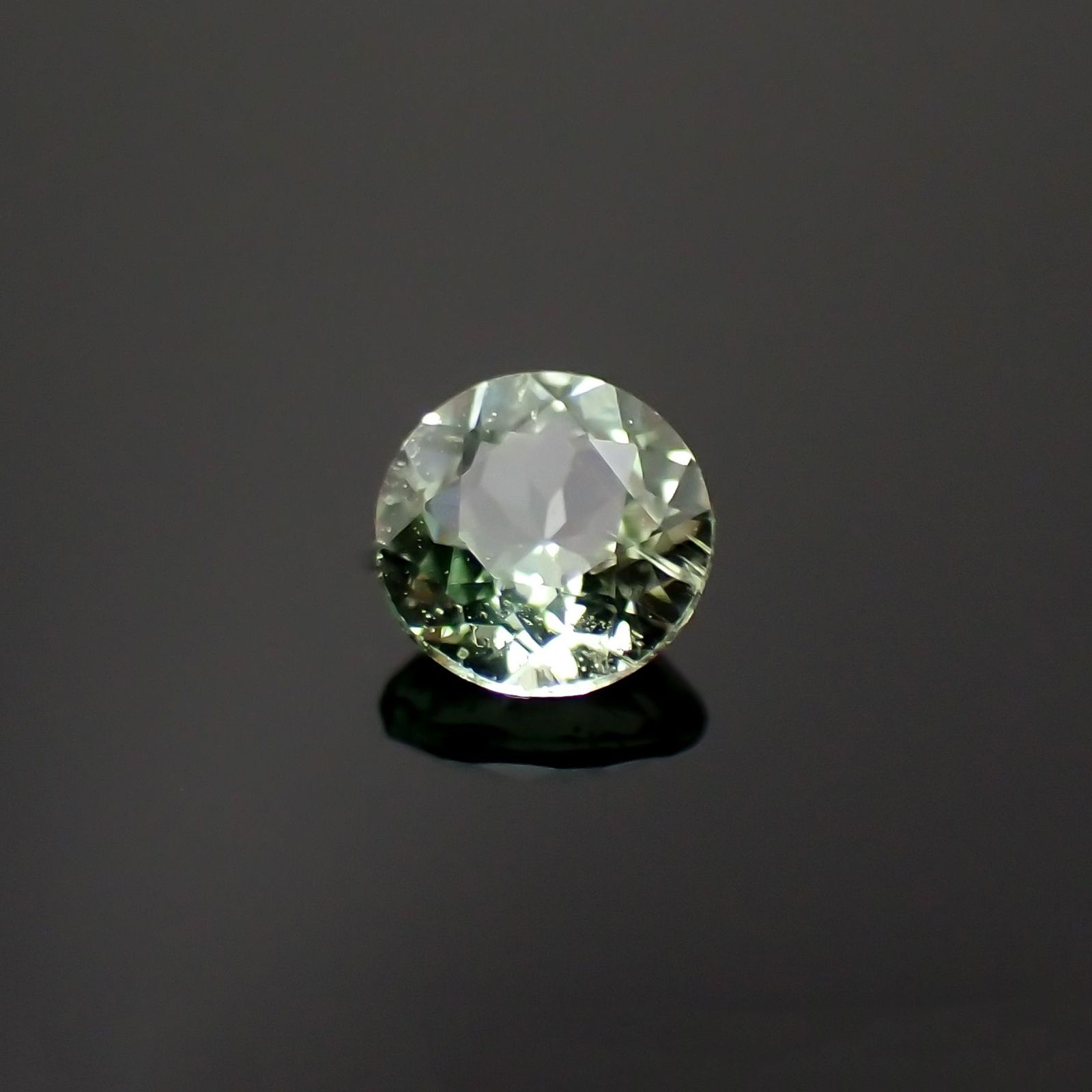 バナジウムコーネルピン(宝石名コーネルピン)タンザニア・タンガ州産 識別済 0.26ct / 3.9x3.9mm前後 [230320934]