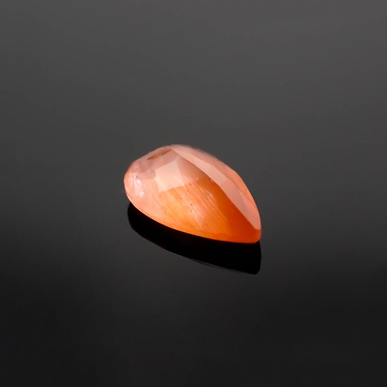 サンストーンスキャポライト(宝石名シーン・スキャポライト)タンザニア産 識別済 2.09ct / 11.8x7.6mm前後 [260819279]