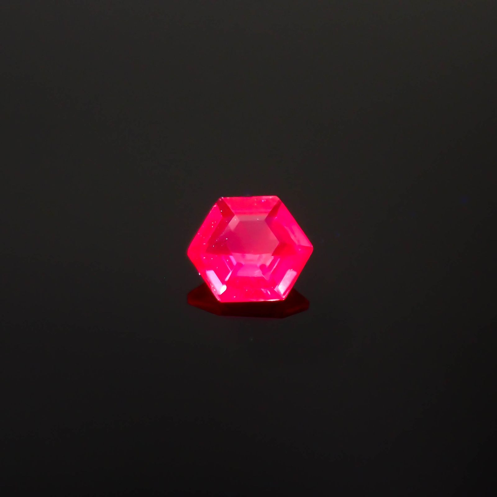 ◇ヘキサゴンカット◇ルビー 非加熱 モザンビーク産 0.11ct[240427101]3x3mm前後
