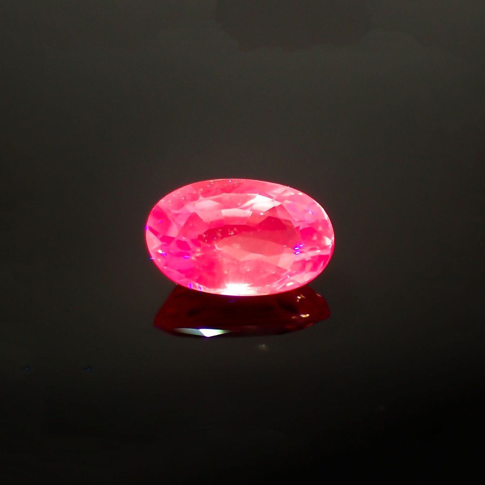 ピンクスピネル(宝石名ピンク・スピネル)タンザニア産 ソ付(彩珠) 1.246ct / 8.1x5.2mm前後 [231124091]