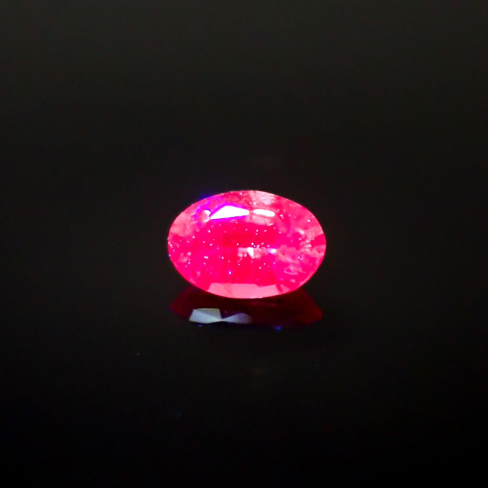 ネオンピンクサファイア スリランカ産 0.17ct[240728544]4x2.8mm前後