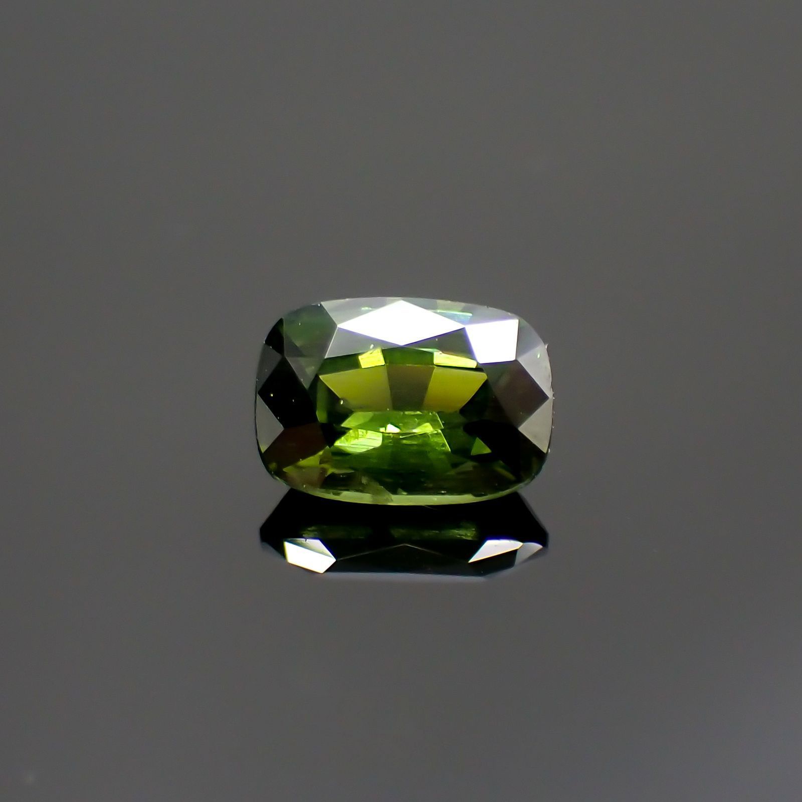 グリーンジルコン(宝石名ジルコン)スリランカ/カンボジア産 1.06ct 識別済[220114893]6.8x4.8mm前後