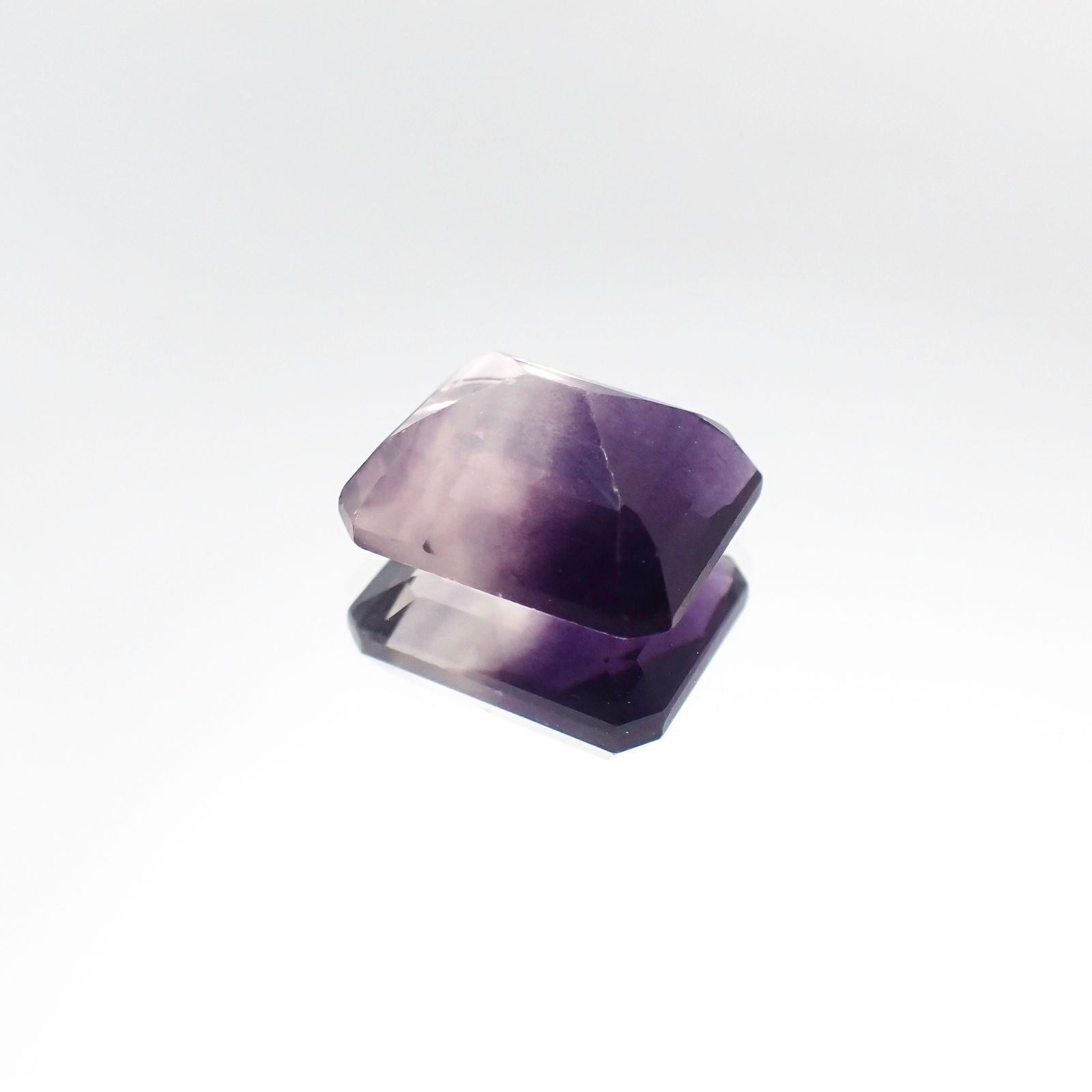 パーティカラーフローライト フルオレッセンス(宝石名パーティカラード・フルオライト)ブラジル産 5.26ct 識別済[231024009]10.9x9mm前後
