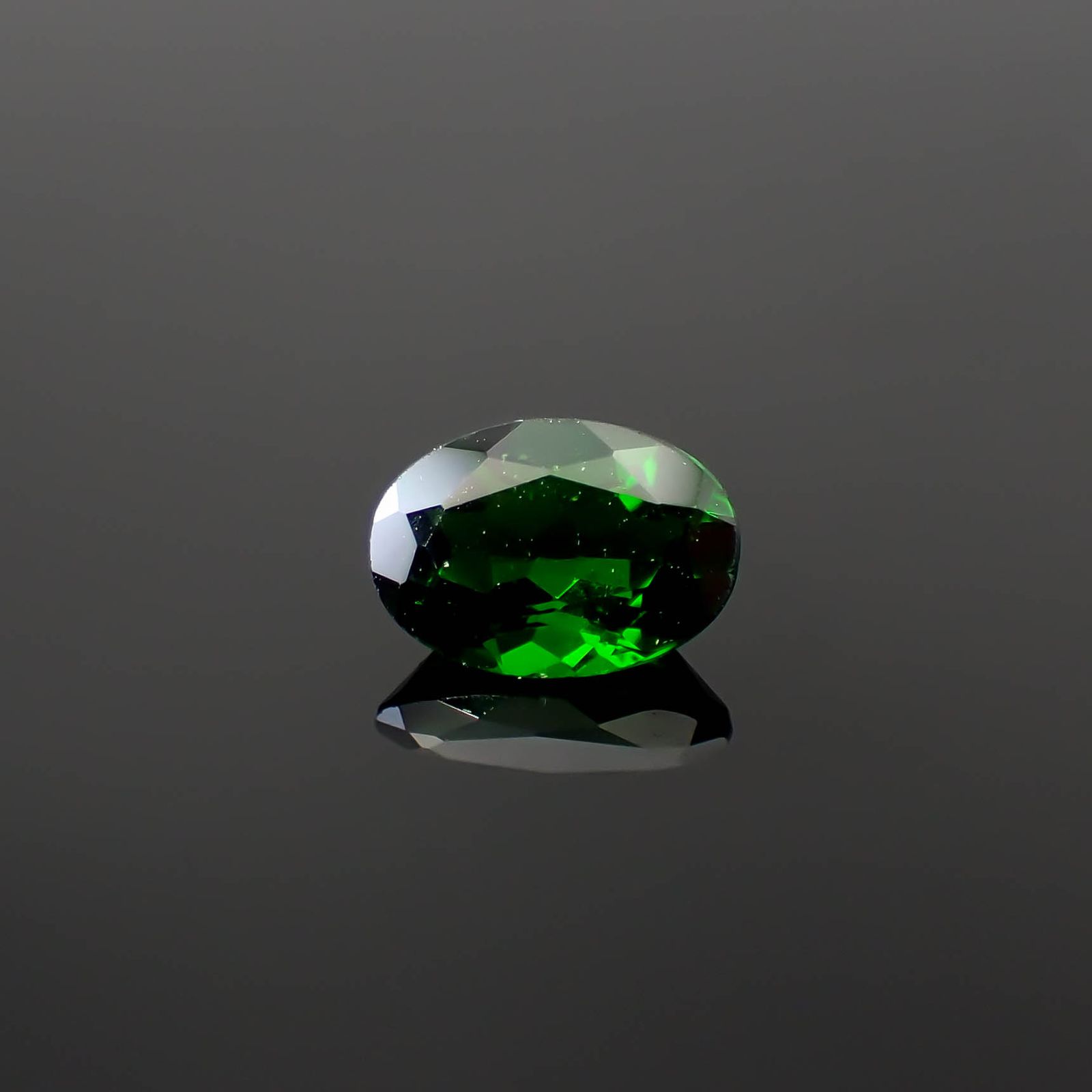 クロムダイオプサイド(宝石名クロム・ダイオプサイド)ロシア産 0.71ct 識別済[250430273]6.8x4.9mm前後