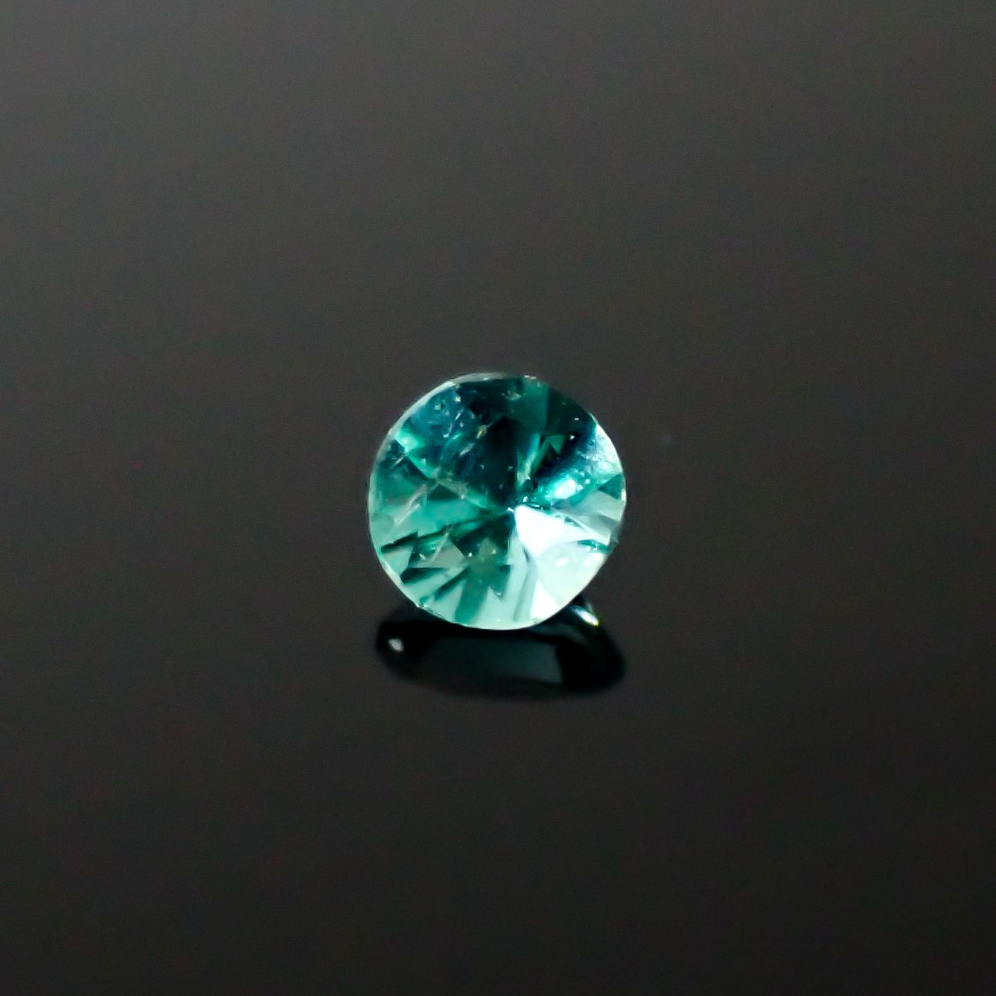 パライバトルマリン ブラジル・パライバ州バターリャ鉱山産 0.031ct [241029351]2.1x2mm前後