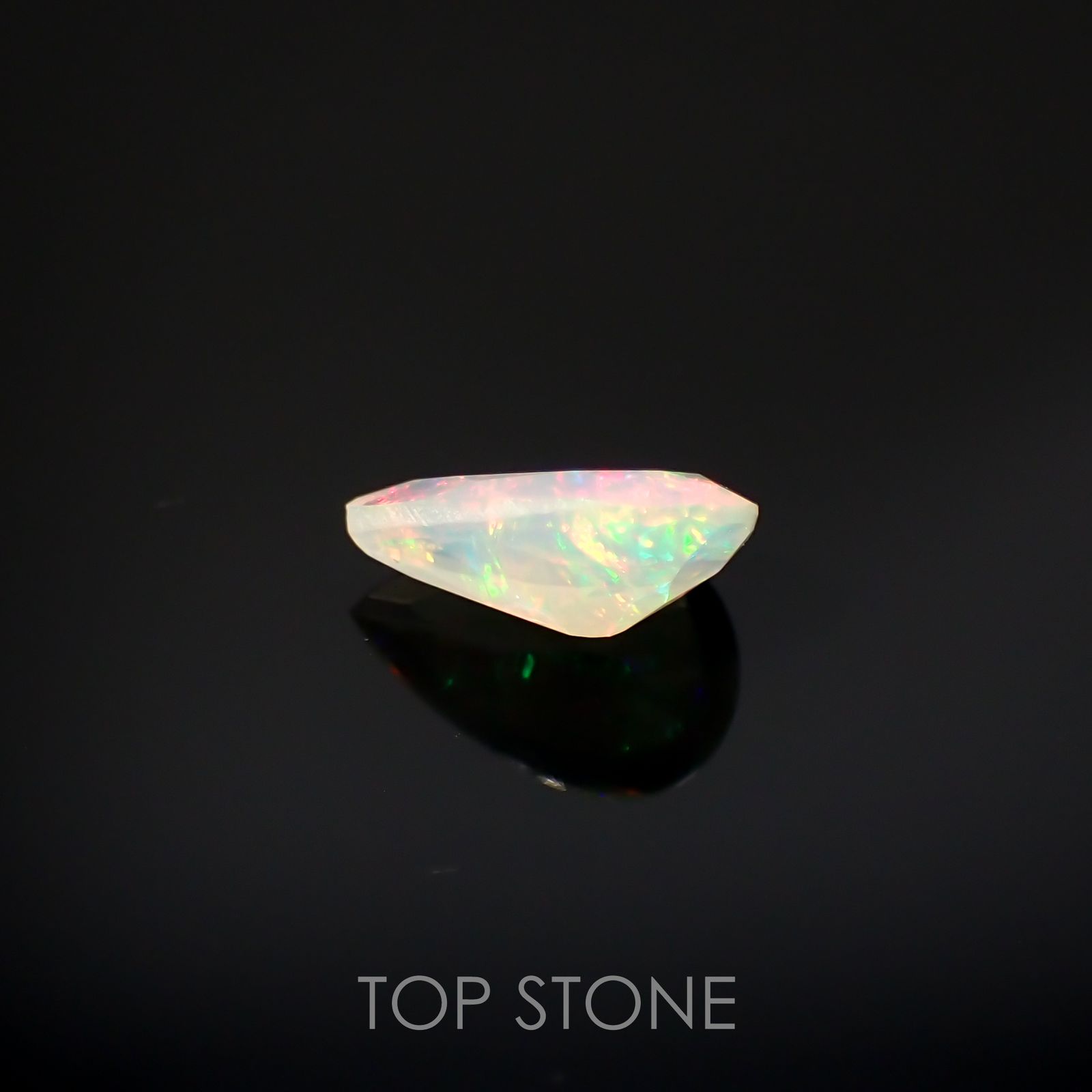 エチオピアオパール(宝石名オパール)エチオピア産 0.62ct 識別済[220114792]9x5.9mm前後