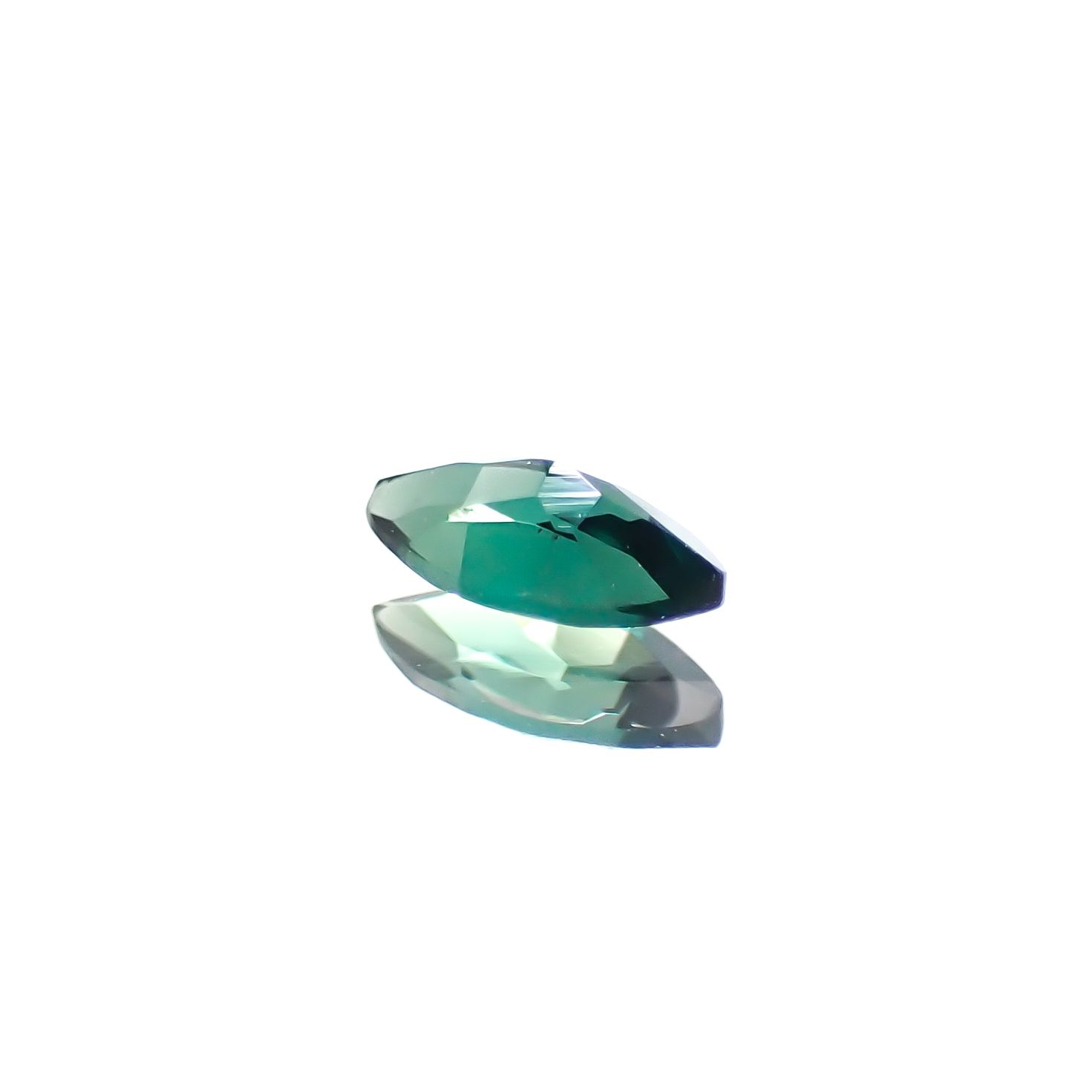 ベキリーブルーガーネット（カラーチェンジガーネット アレキタイプ） マダガスカル・ベキリー産 0.16ct [241229619]4.9x2.4mm前後