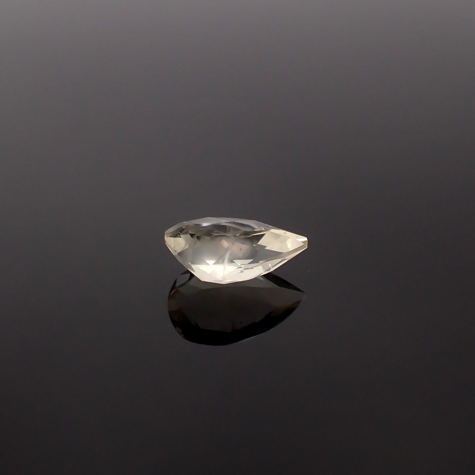 リューサイト 遊色効果あり イタリア産 1.23ct / 9.9x6.3mm前後 [260131558]