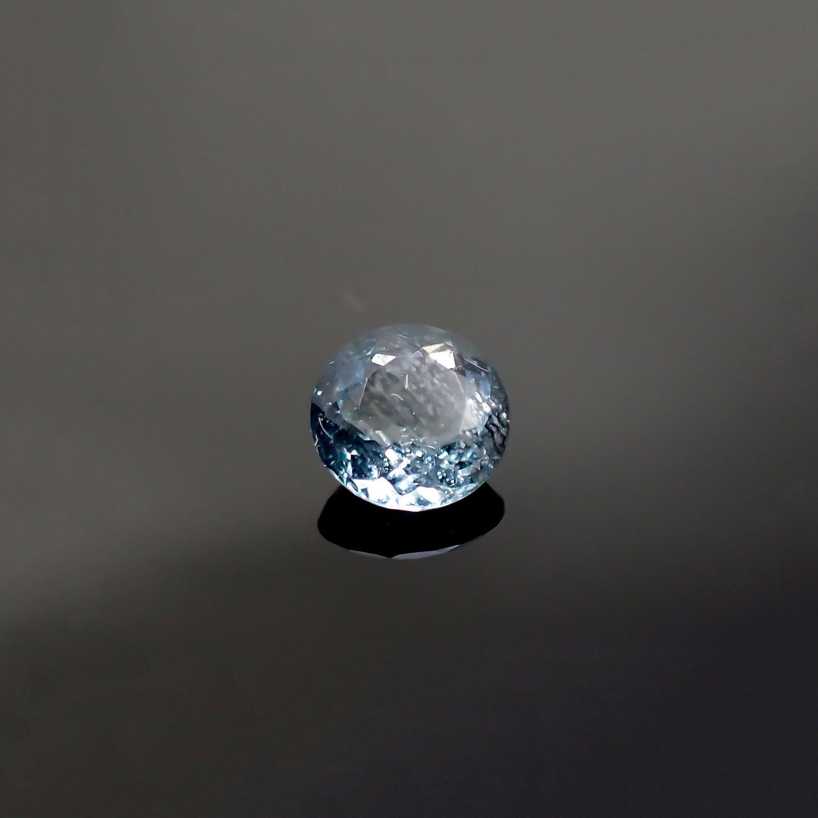 サンタマリアアクアマリン(宝石名アクアマリン) ブラジル産 0.619ct ソ付(彩珠)[210711899]5.8×5.8mm前後