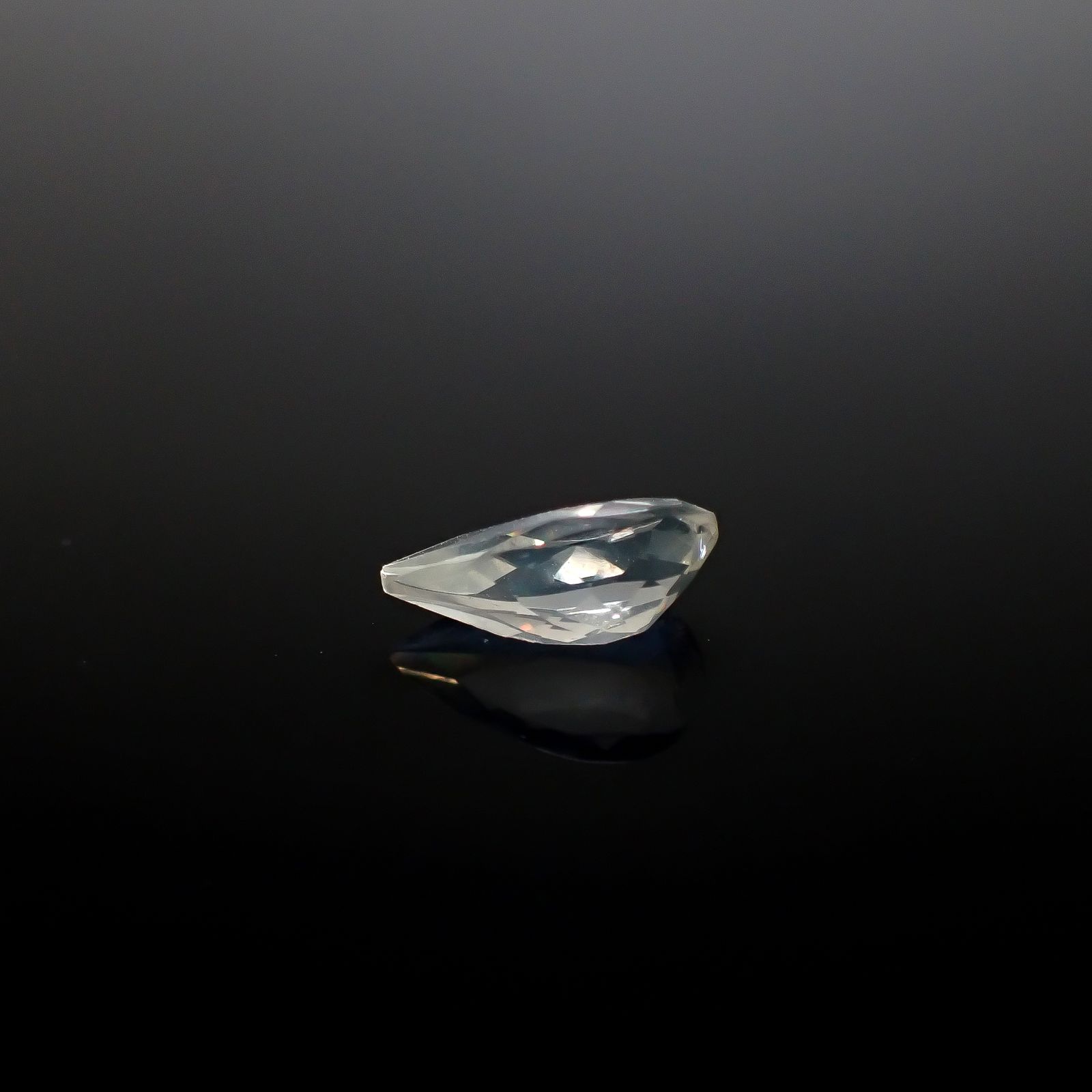 リューサイト 遊色効果あり イタリア産 0.83ct [250730645]9.4x5.1mm前後