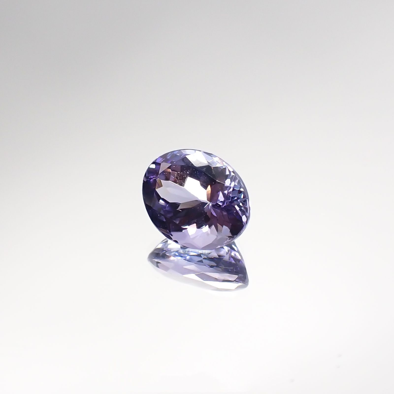 バイカラータンザナイト(宝石名タンザナイト) タンザニア産 1.928ct ソ付(彩珠)[210711832]8.4×6.6mm前後