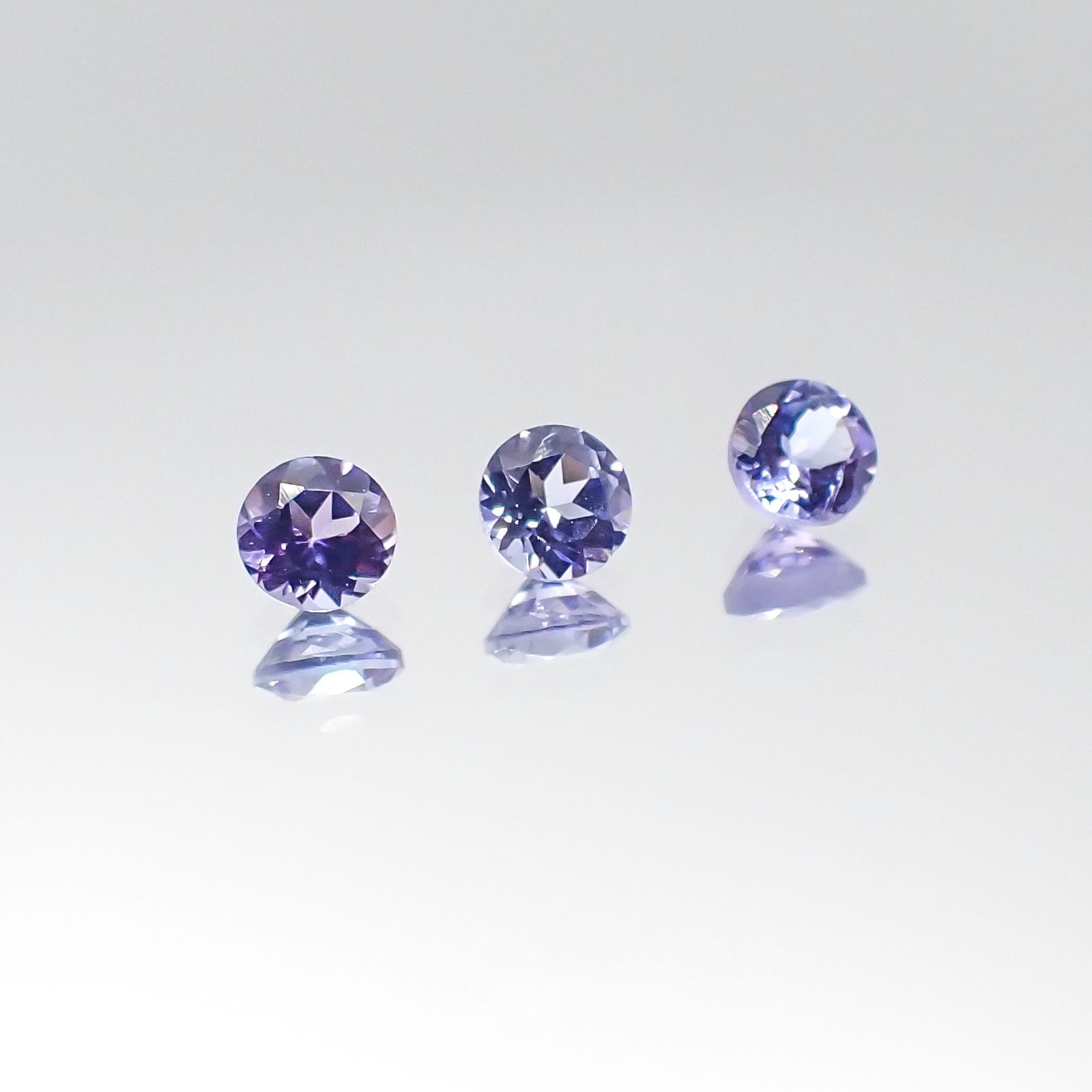 <ランダムセレクト3個セット> タンザナイトSA ラウンドカット タンザニア産 0.30ct前後(3pcs合計)[20096080]3×3mm前後