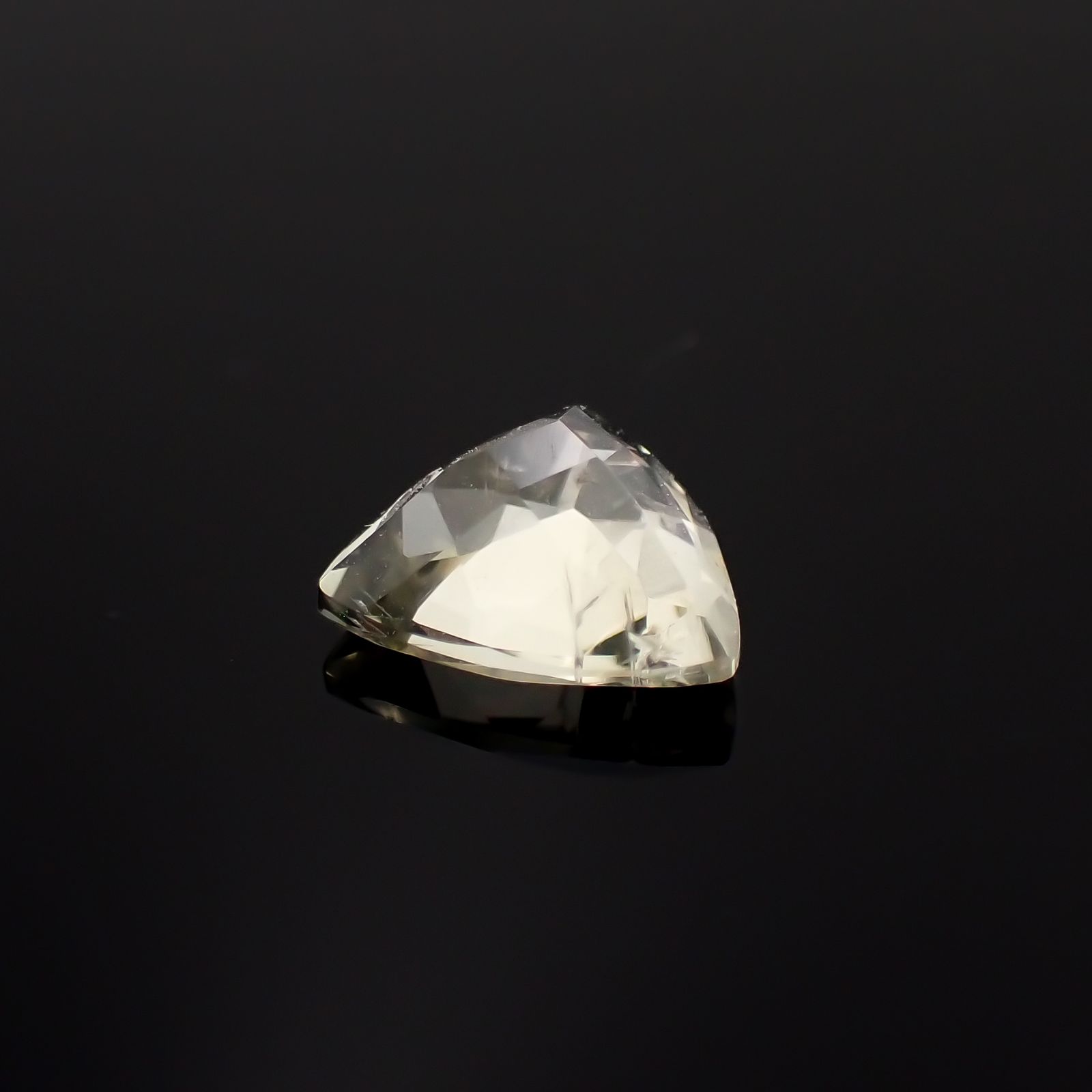 リューサイト 遊色効果あり(宝石名リューサイト)イタリア産 1.14ct 識別済[230421437]7.9x7.9mm前後