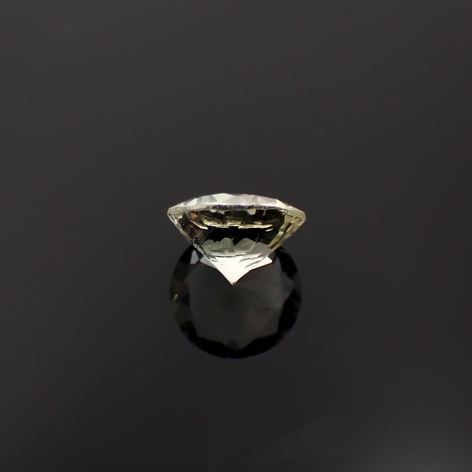 バイカラーオレゴンサンストーン アメリカ・オレゴン州産 0.62ct / 5.9x5.9mm前後 [230220681]