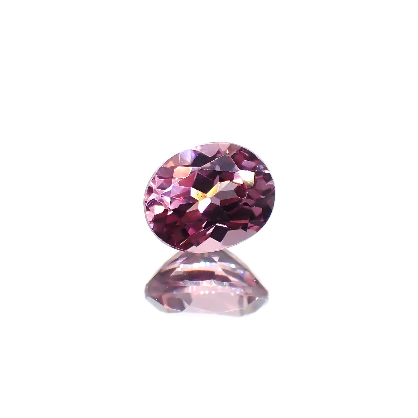 カラーシフトマラヤガーネット(宝石名ガーネット)タンザニア産 識別済 0.90ct / 6.1x4.9mm前後 [260415005]