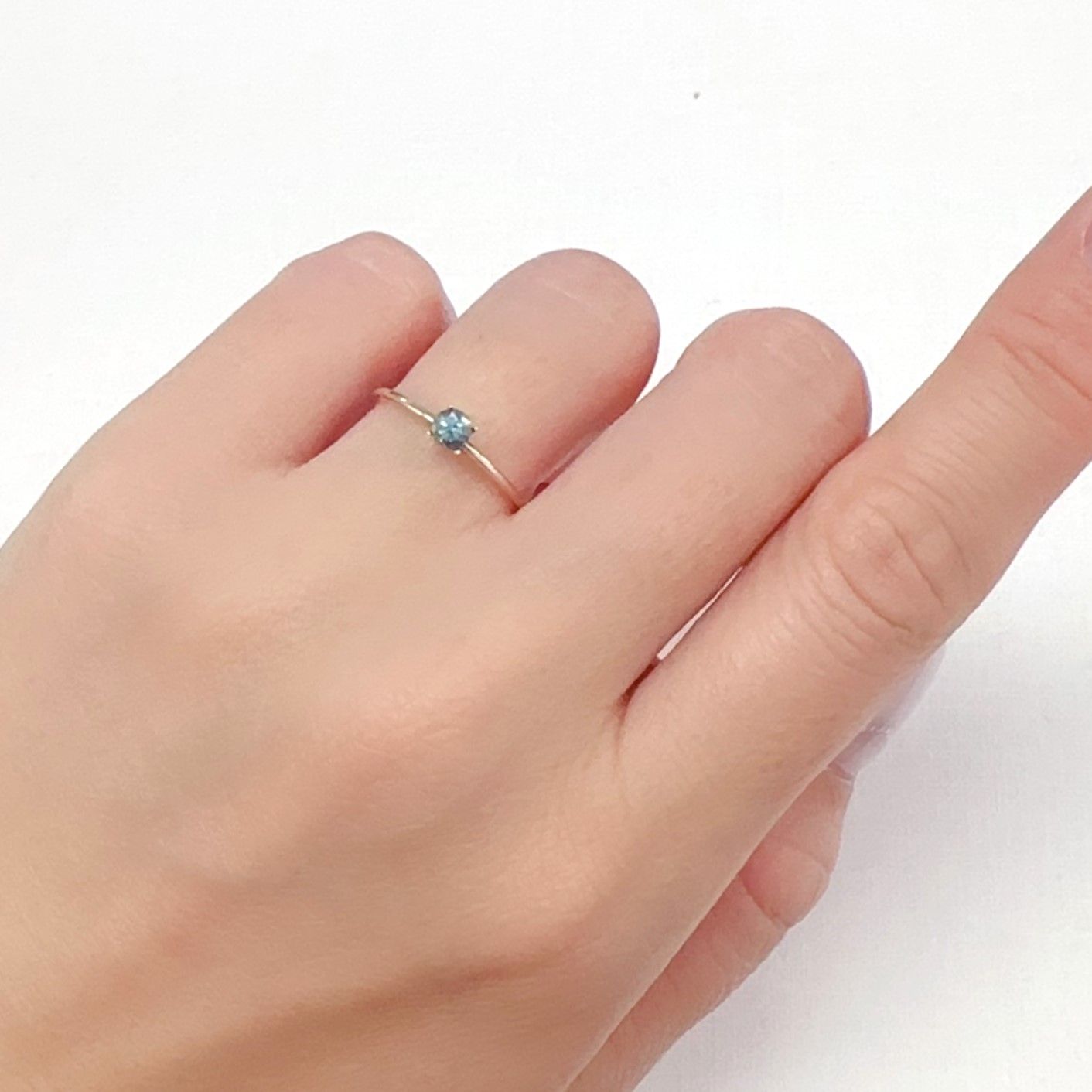 ブルーコーネルピン(宝石名ブルー・コーネルピン)タンザニア産 0.18ct 識別済[240527694]3.5x3.4mm前後