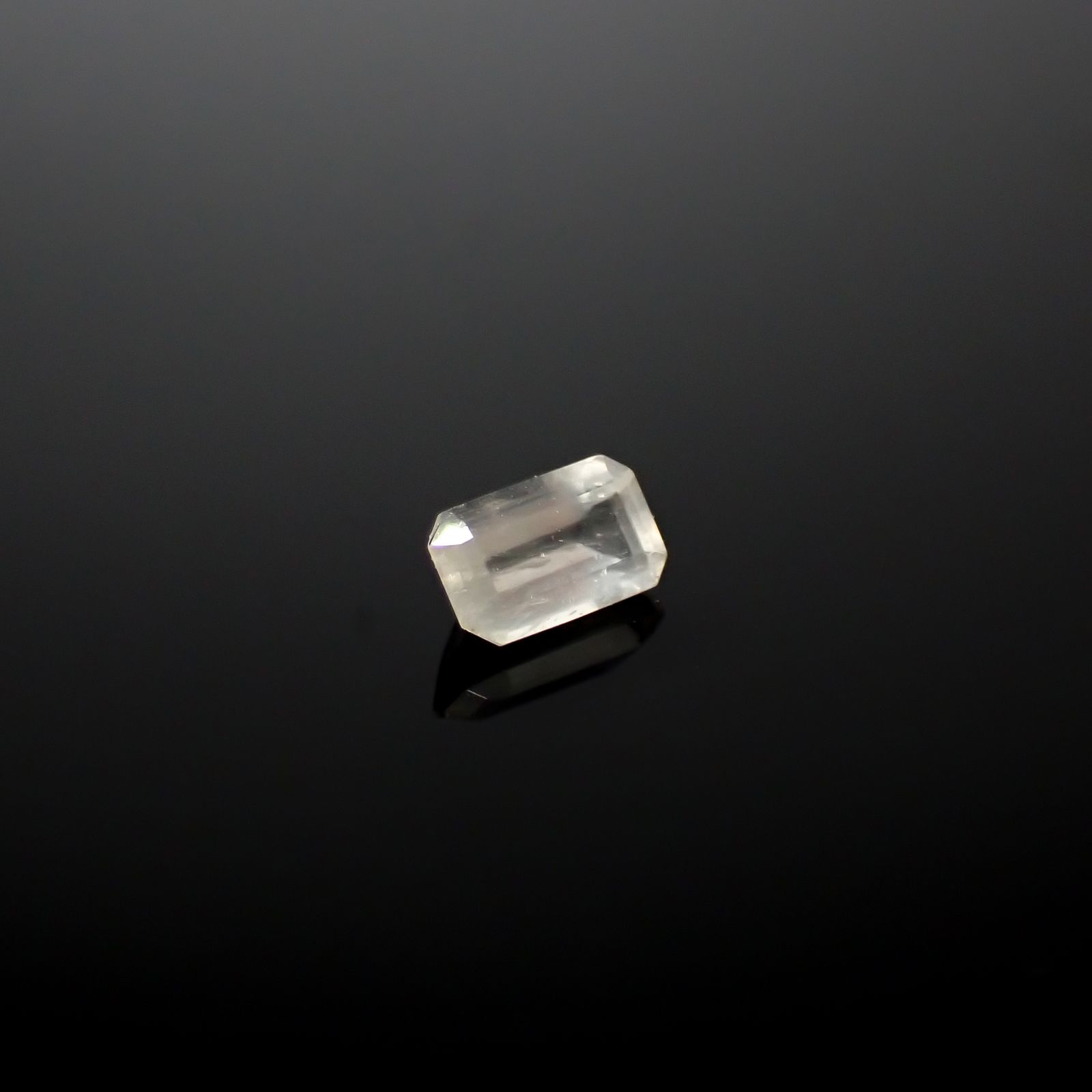 ストロンチアナイト(宝石名ストロンチアナイト)カナダ産 0.247ct ソ付(日独)[240728570]4.35x2.6mm前後