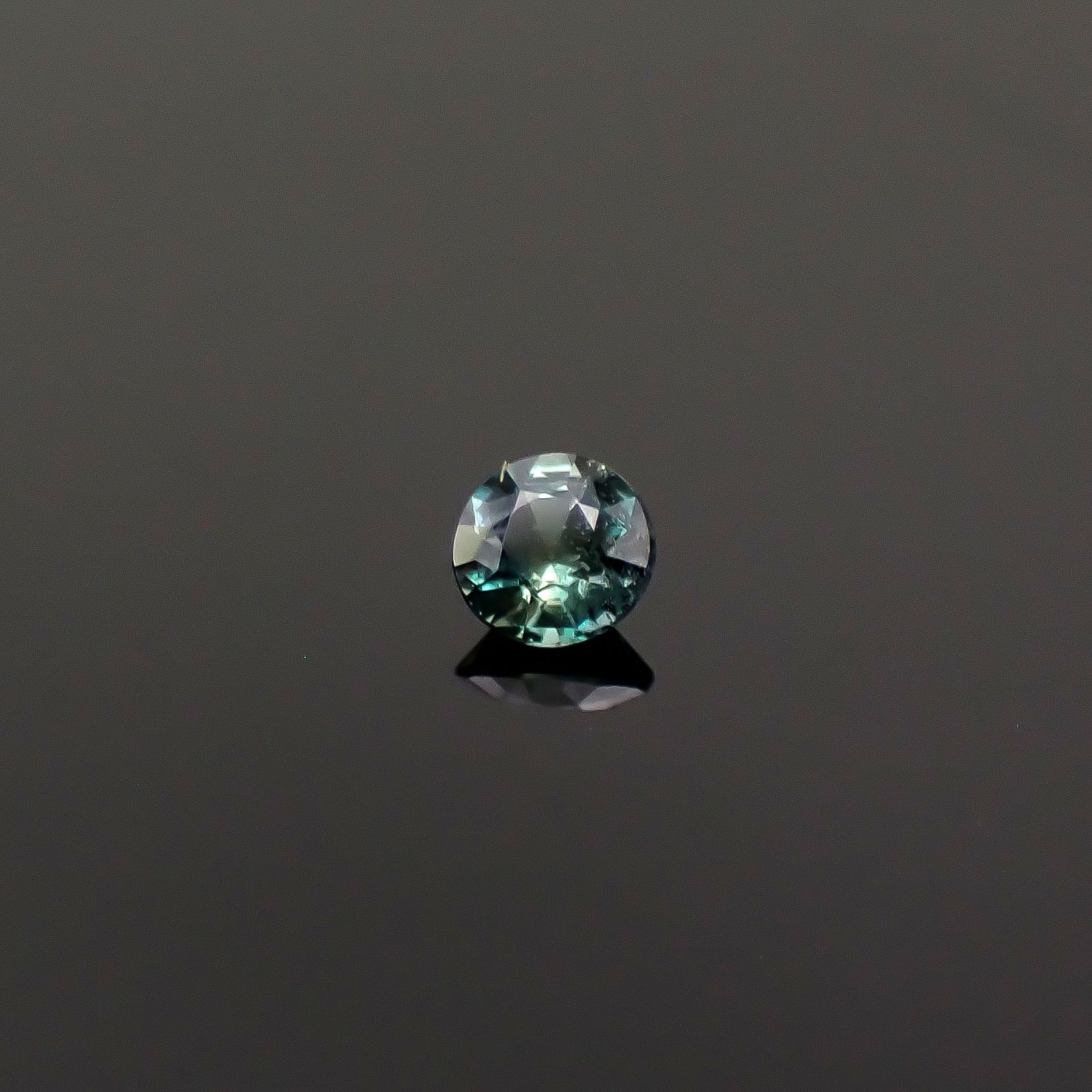 アレキサンドライト ブラジル産 EmeraldMains社製 0.059ct / 2.3x2.3mm前後 [260131574]