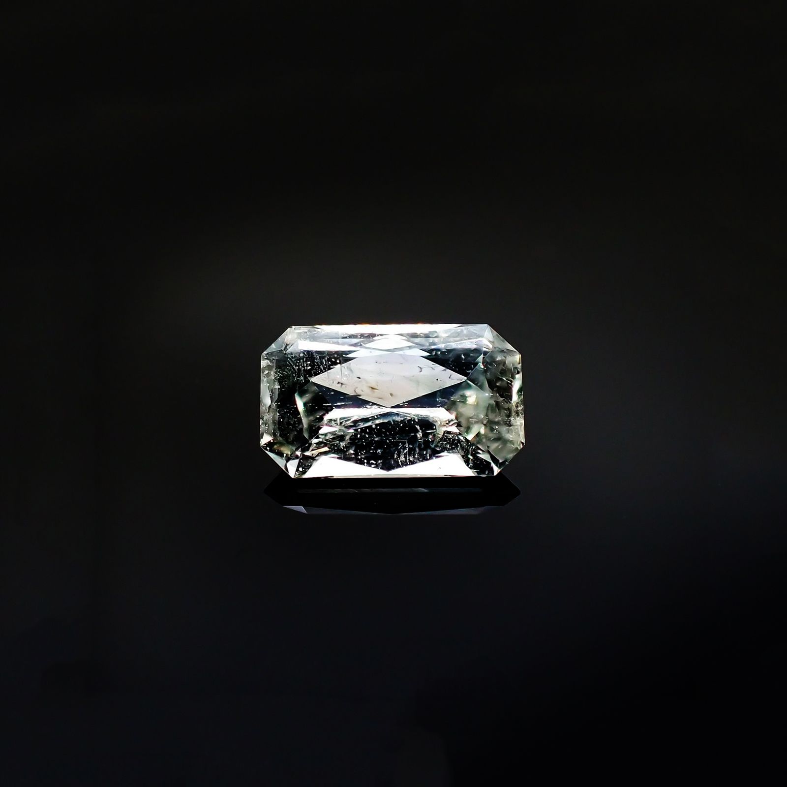 ジェレメジェバイト(宝石名エレメージェバイト)ナミビア産 ソ付(彩珠) 1.288ct / 8.8x5.3mm前後 [230823128]