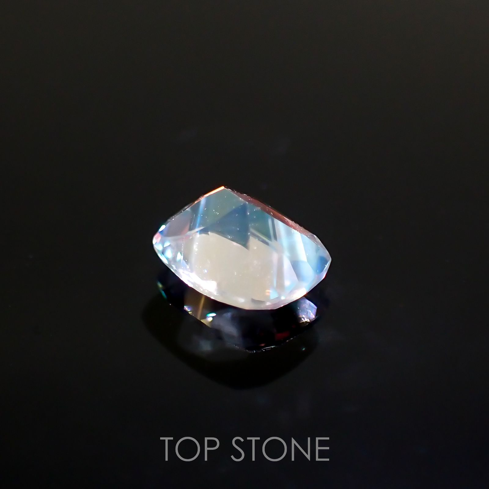 レインボームーンストーン(宝石名ラブラドライト)マダガスカル産 0.65ct 識別済[221018294]6.5x4.9mm前後