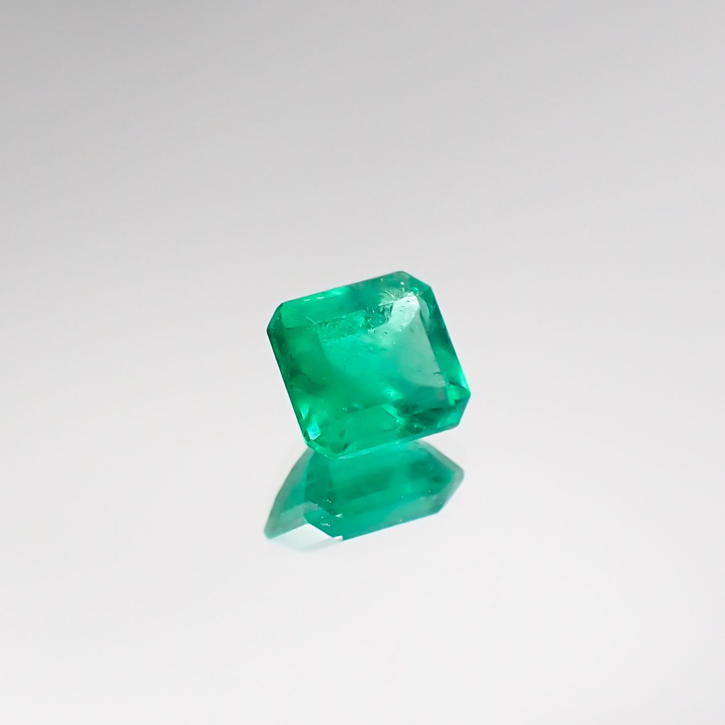 エメラルド(宝石名エメラルド) コロンビア産 0.561ct ソ付(彩珠)[210711710]5.2×4.6mm前後