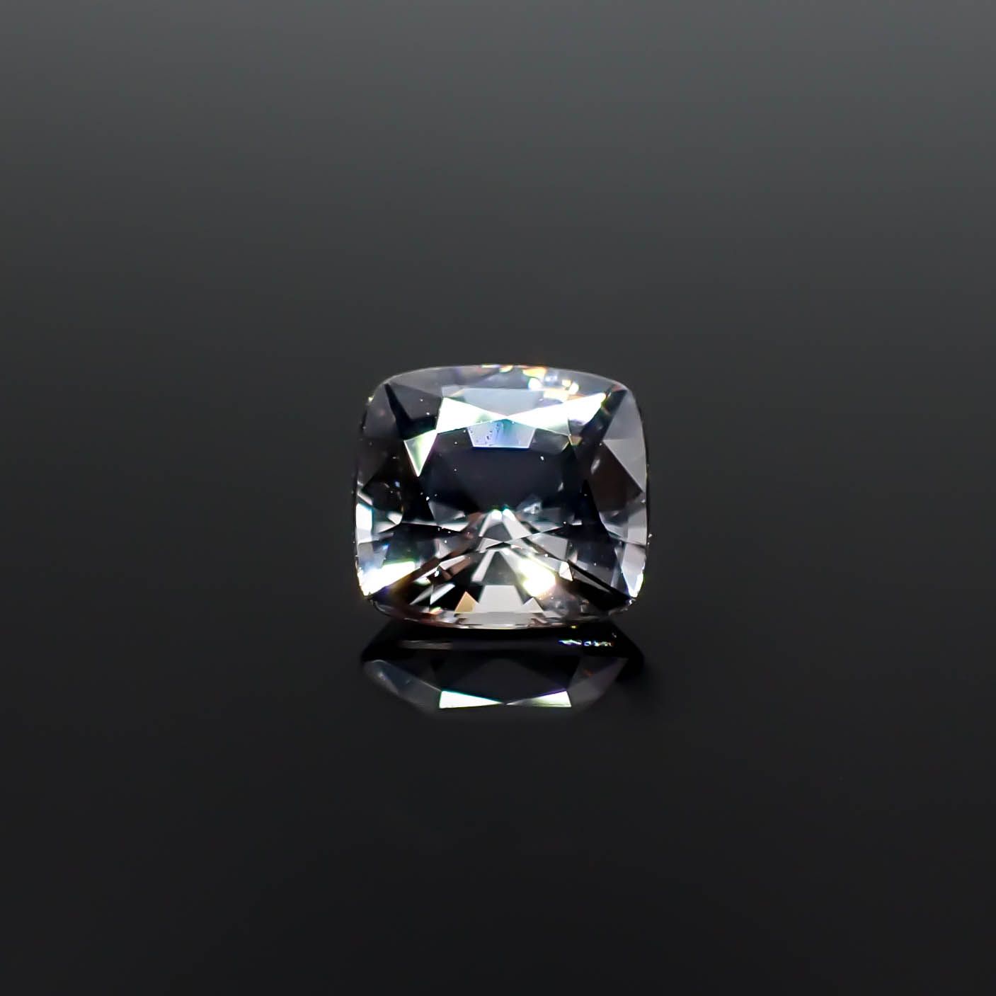プラチナスピネル(宝石名スピネル)ビルマ産 0.88ct 識別済[250730754]5.9x5.4mm前後