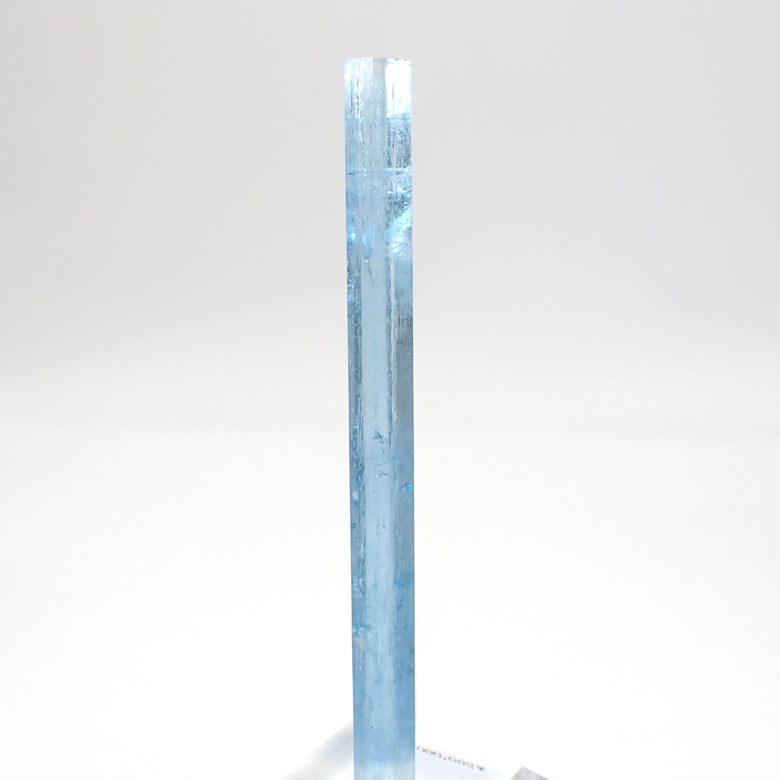 アクアマリン柱状結晶原石 ベトナム産 アクリル台座付き 88.87ct(17.77g) / 7.4x9.7x108.7mm前後 [260632331]