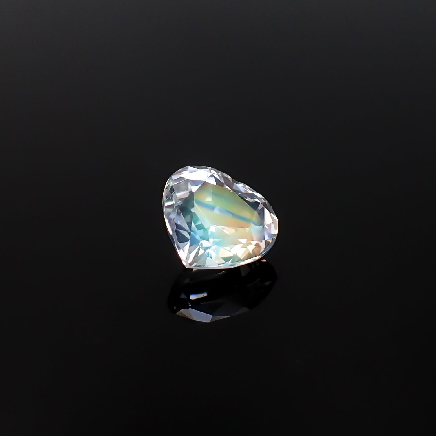 レインボームーンストーン マダガスカル産 1.03ct / 6.9x6.2mm前後 [260632380]