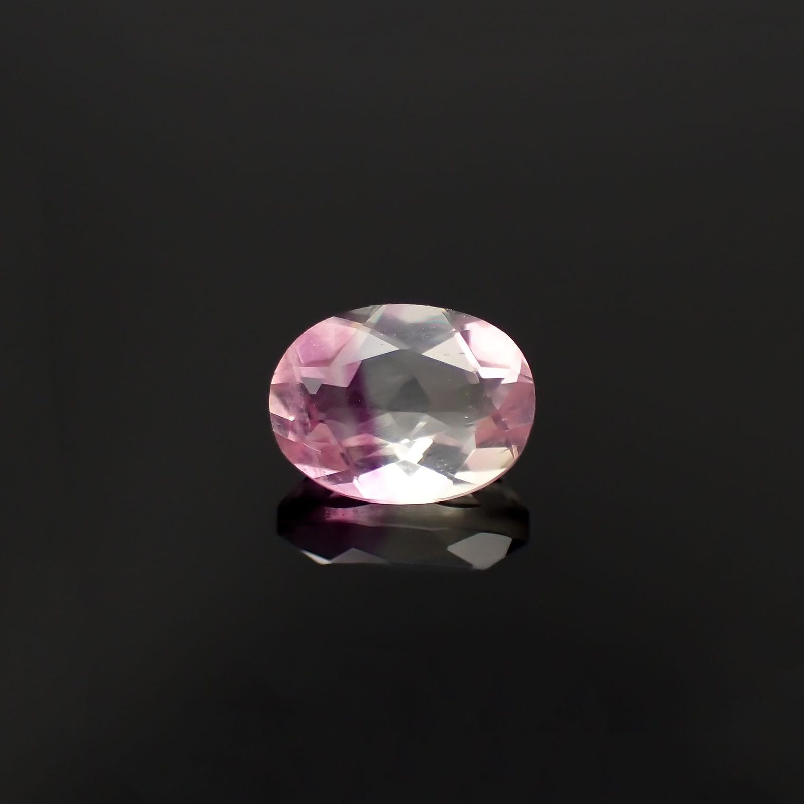 バイカラーフローライト 中国産 1.60ct / 8.1x6.1mm前後 [260120176]