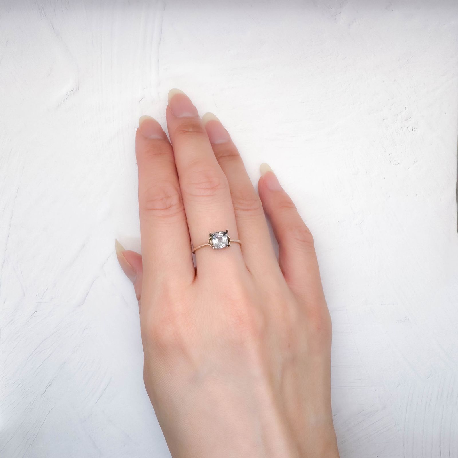 プラチナスピネル(宝石名スピネル)ビルマ産 0.88ct 識別済[250730754]5.9x5.4mm前後