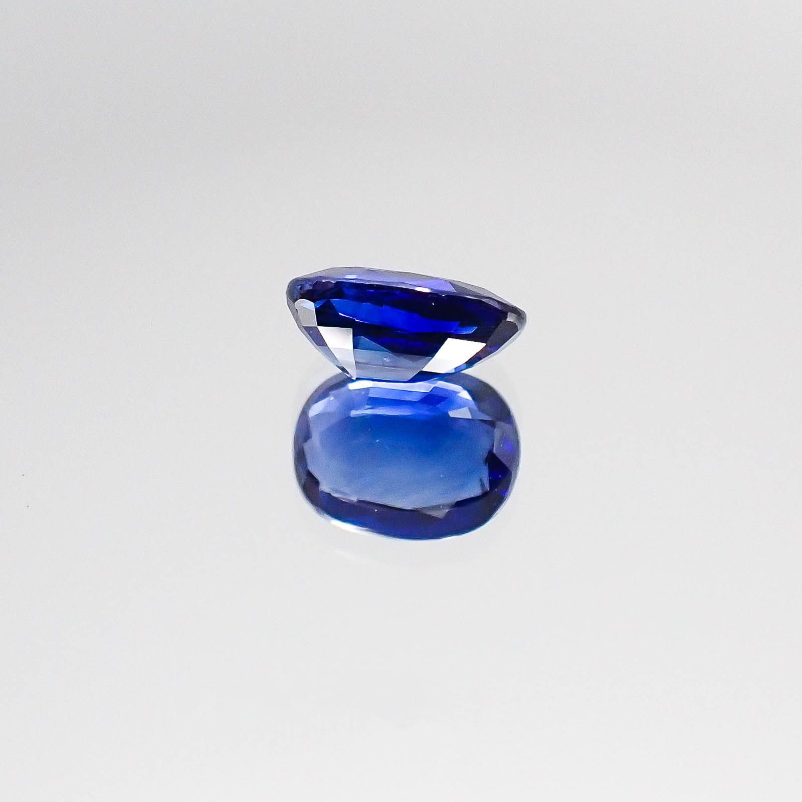 サファイア(宝石名サファイア)スリランカ産 0.97ct 識別済[220717115]6.9x5.3mm前後