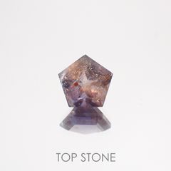 ◇ペンタゴンカット◇ブラッドショットアイオライトSA(宝石名アベンチュリン・アイオライト) インド産 0.68ct 識別済[210610986]6.2×6mm前後