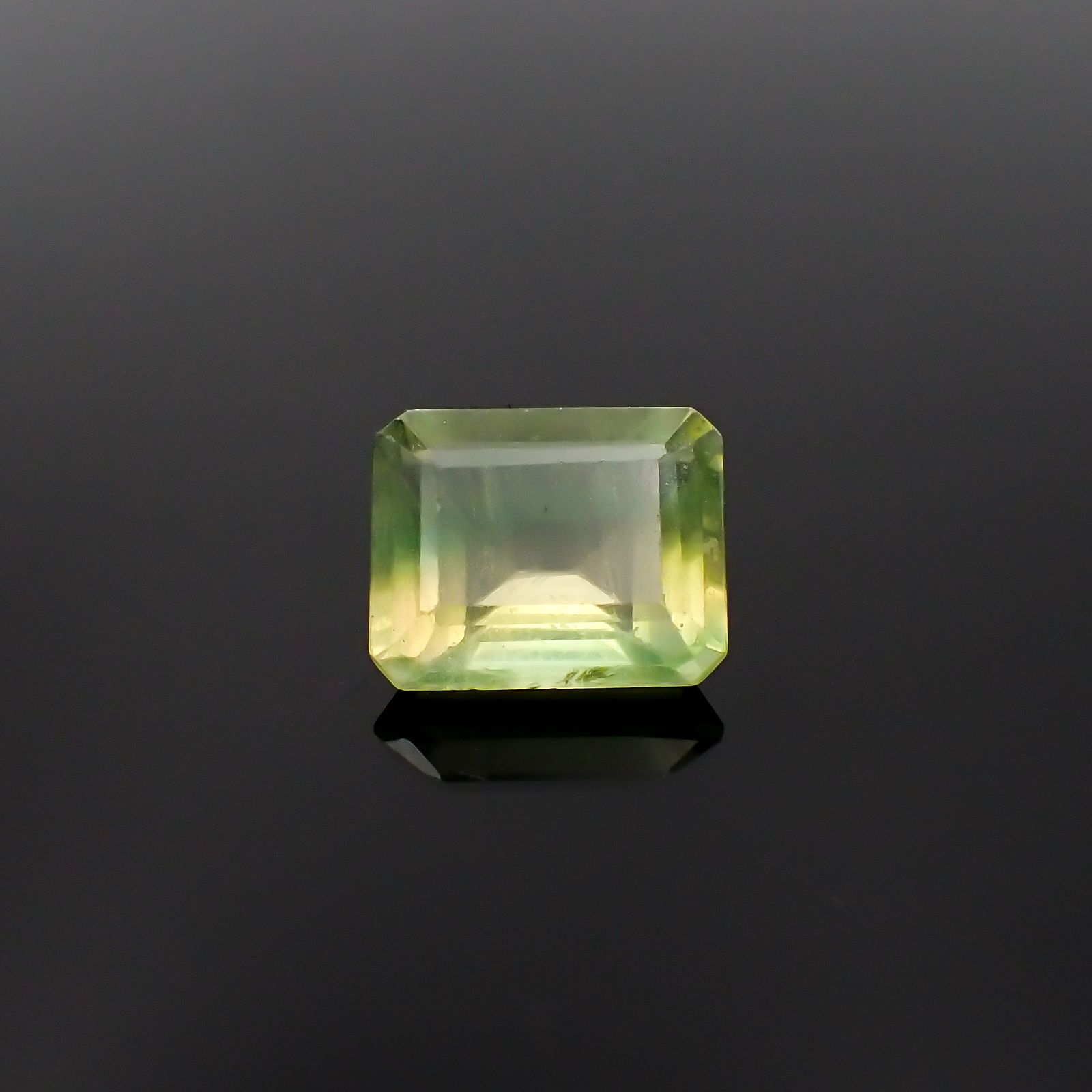 バイカラーフローライト フルオレッセンス ブラジル産 3.57ct[230722974]9.8x8mm前後