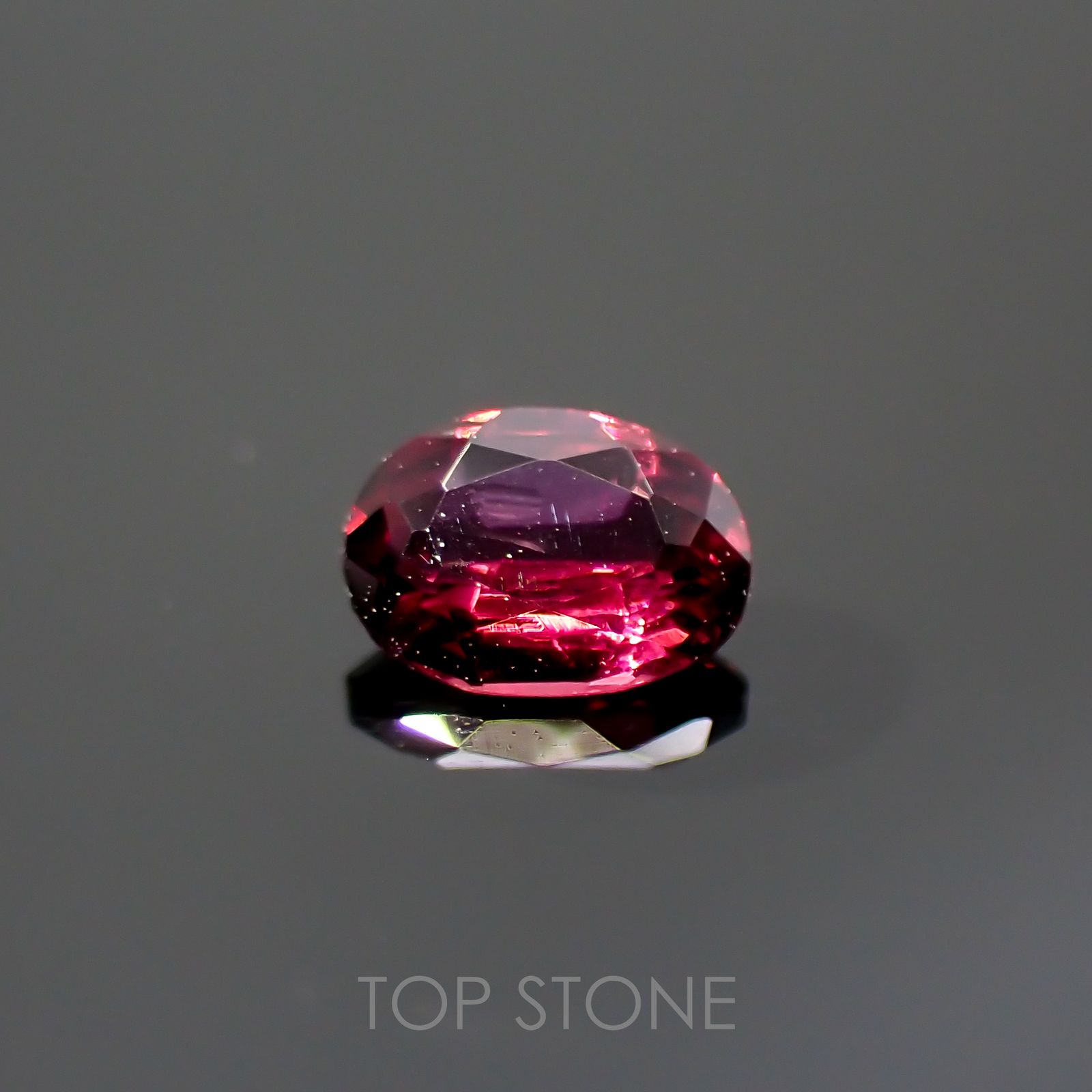 レッドスピネル(宝石名レッド・スピネル)タンザニア産 0.18ct 識別済[220114330]3.9x3mm前後
