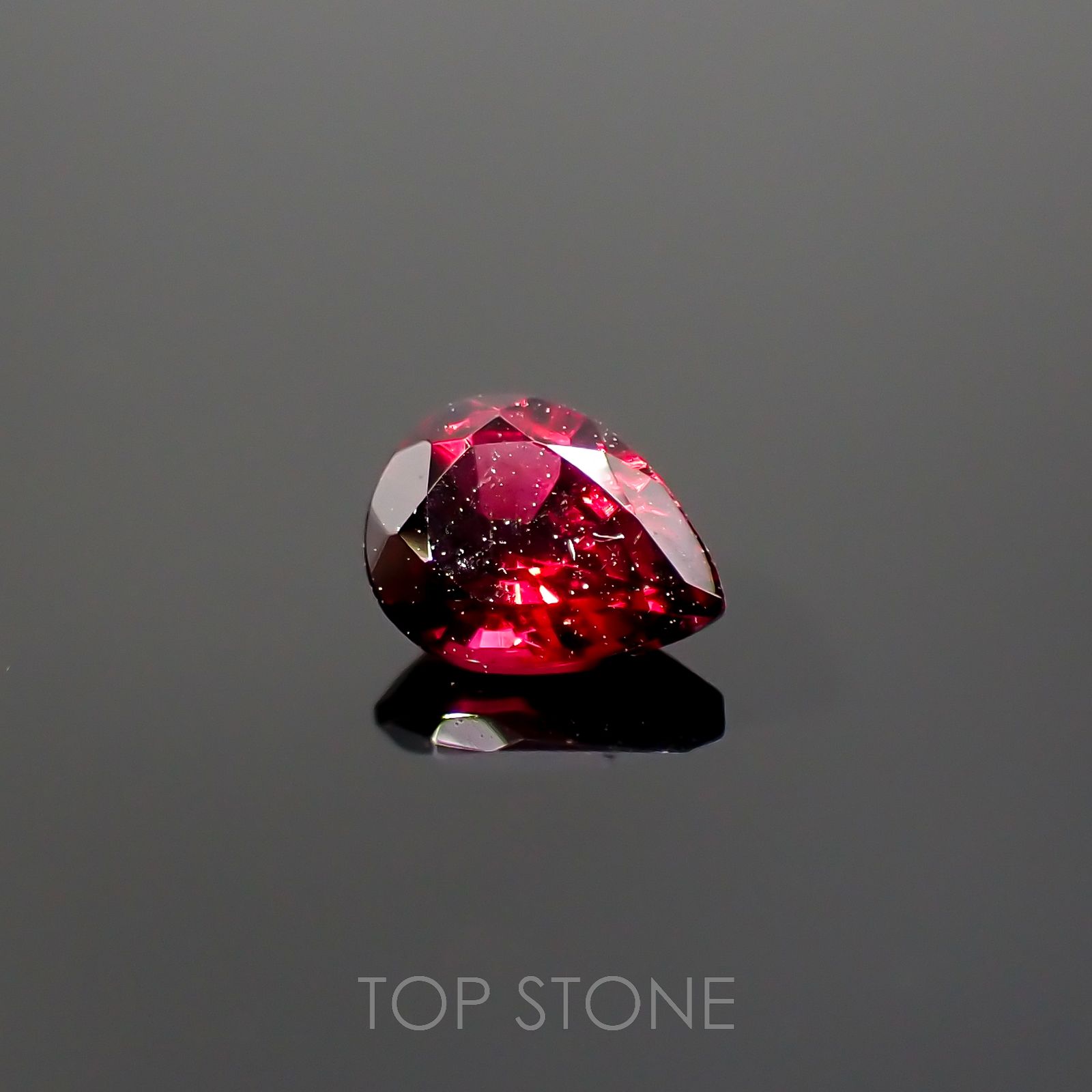 レッドスピネル(宝石名レッド・スピネル)タンザニア産 0.33ct 識別済[220716897]5.1x3.9mm前後